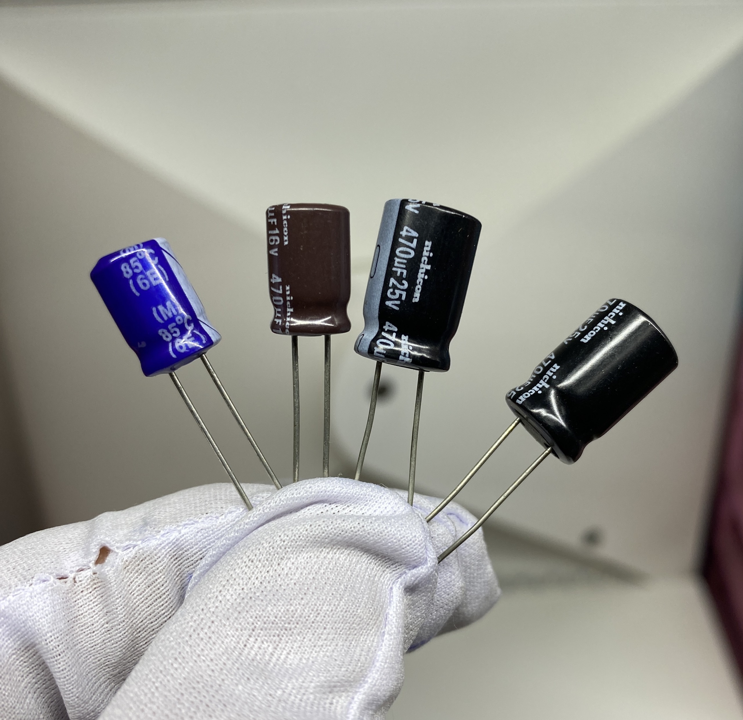 Tụ hóa 470uf-16v 25v 35v 50v màu ngẫu nhiên