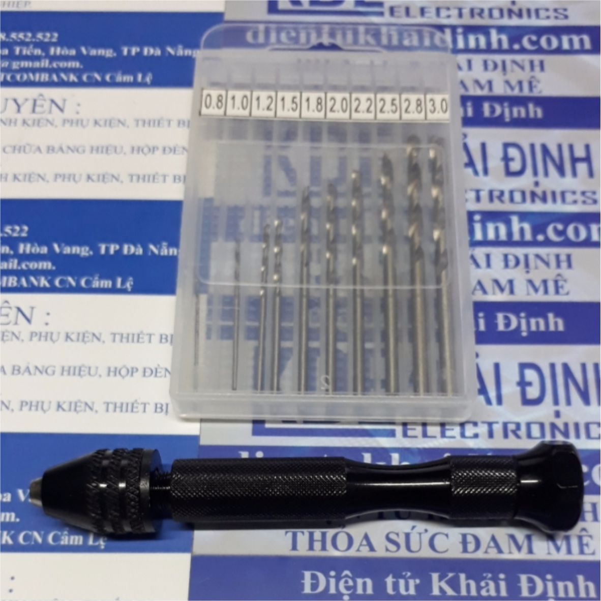 TAY VẶN, TAY GIỮ MŨI KHOAN + HỘP 10 MŨI KHOAN 0.8-3.0MM kde4634