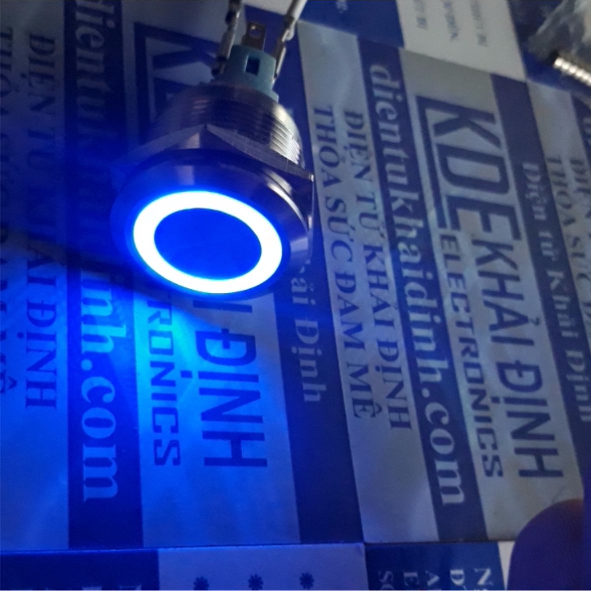 nút nhấn inox ON/OFF, nhấn giữ chống nước, dạng tròn khoét lỗ 22mm, GQ22 đầu phẳng, led vòng tròn có 5 màu kde5896