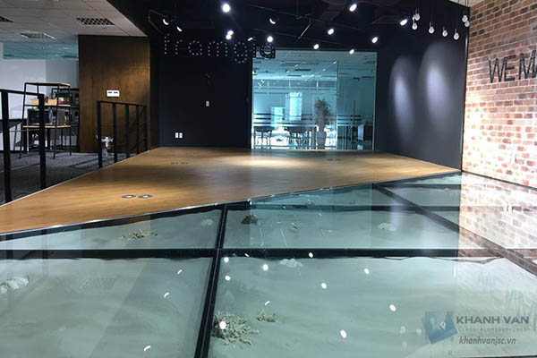 Hình ảnh hoàn thiện SÀN KÍNH CHỊU LỰC của Khánh Vân Glass