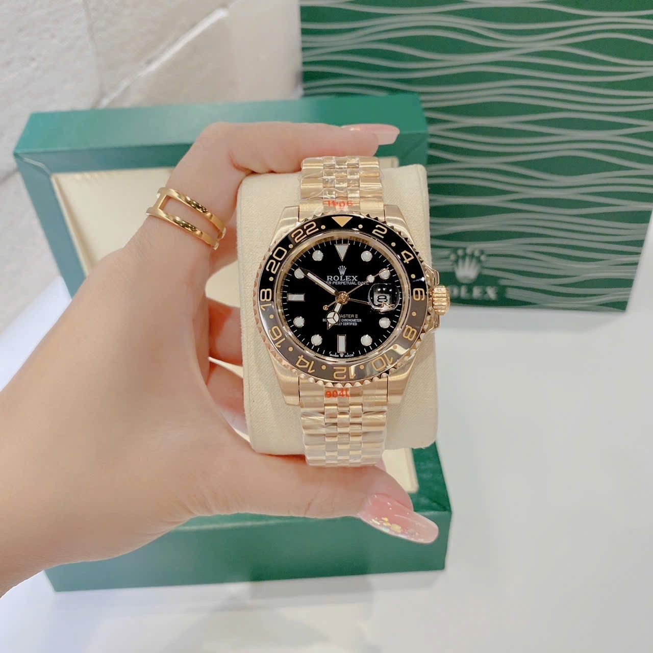 Đồng Hồ Rolex GMT Master II |Nam Giới |Niềng Đen |Dây Kim Loại Vàng Gold |Máy Cơ (Automatic) |Size 40mm |donghogiatot.vn