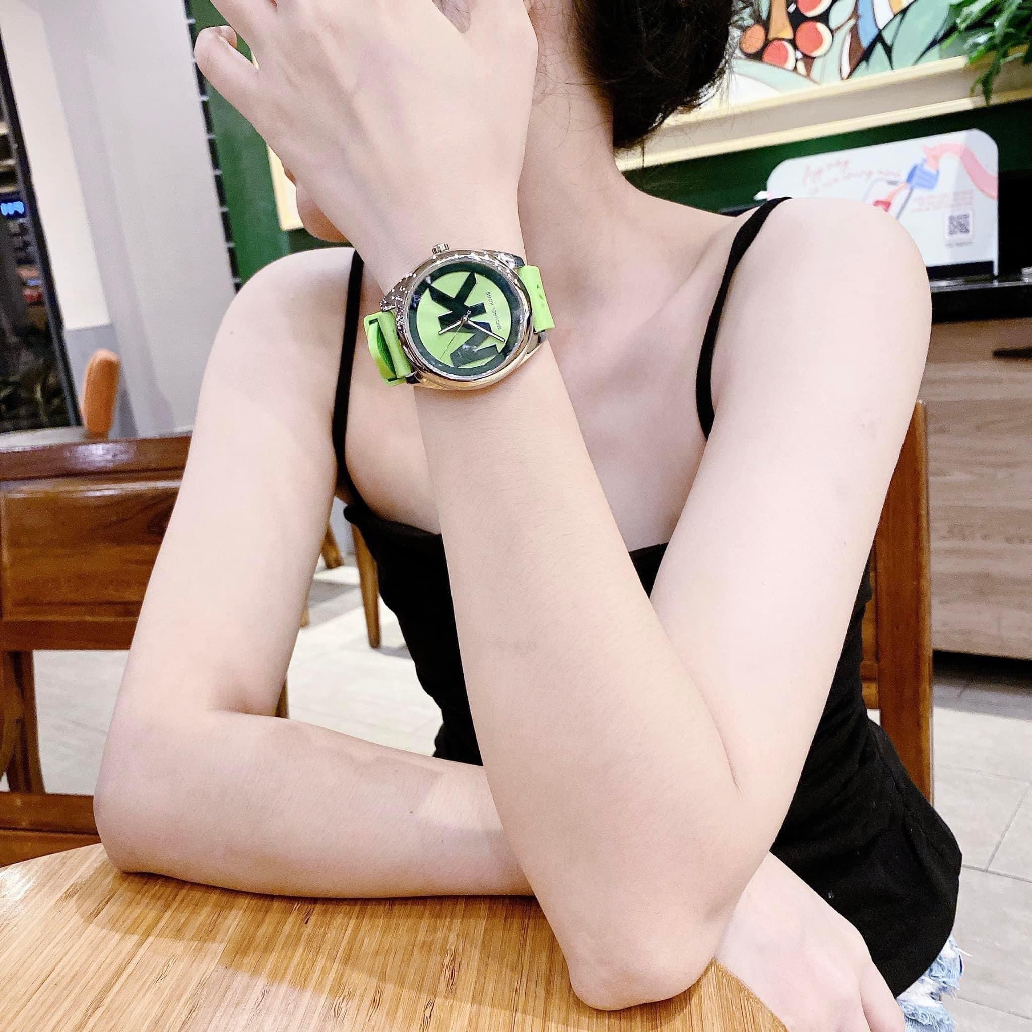 Đồng Hồ Michael Kors Janelle |Nữ Giới |Silver |Dây Silicone Xanh Lá |Máy Pin (Quartz) |Size 40mm |donghogiatot.vn