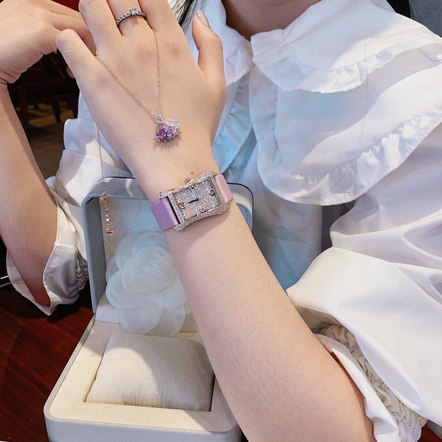 Đồng Hồ Davena Tựa Hermes |Nữ Giới |Full Đá Rose Gold |Dây Da Tím |Máy Pin (Máy Quartz) |Size 28x40mm |donghogiatot.vn
