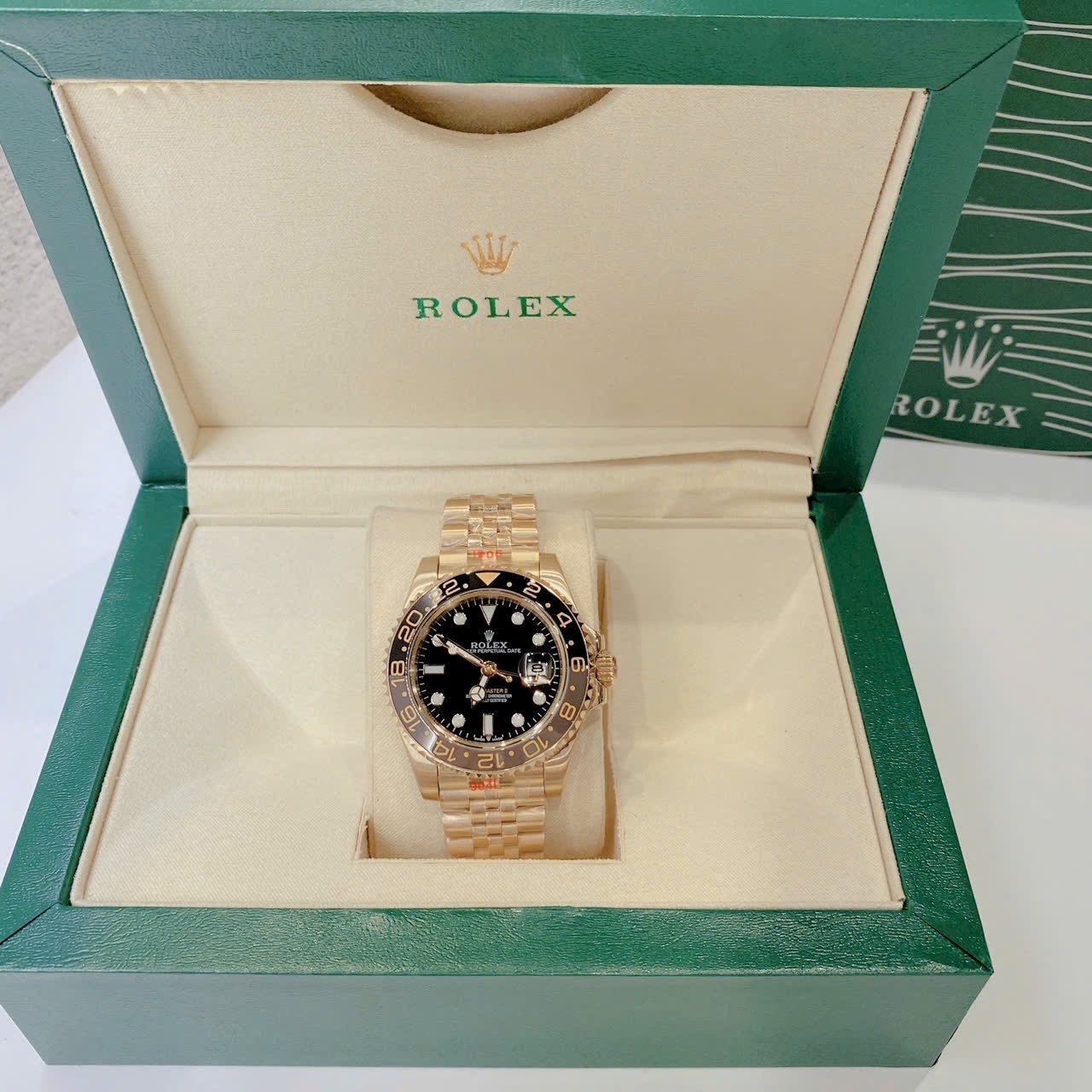  Đồng Hồ Rolex GMT Master II |Nam Giới |Niềng Đen |Dây Kim Loại Vàng Gold |Máy Cơ (Automatic) |Size 40mm |donghogiatot.vn
