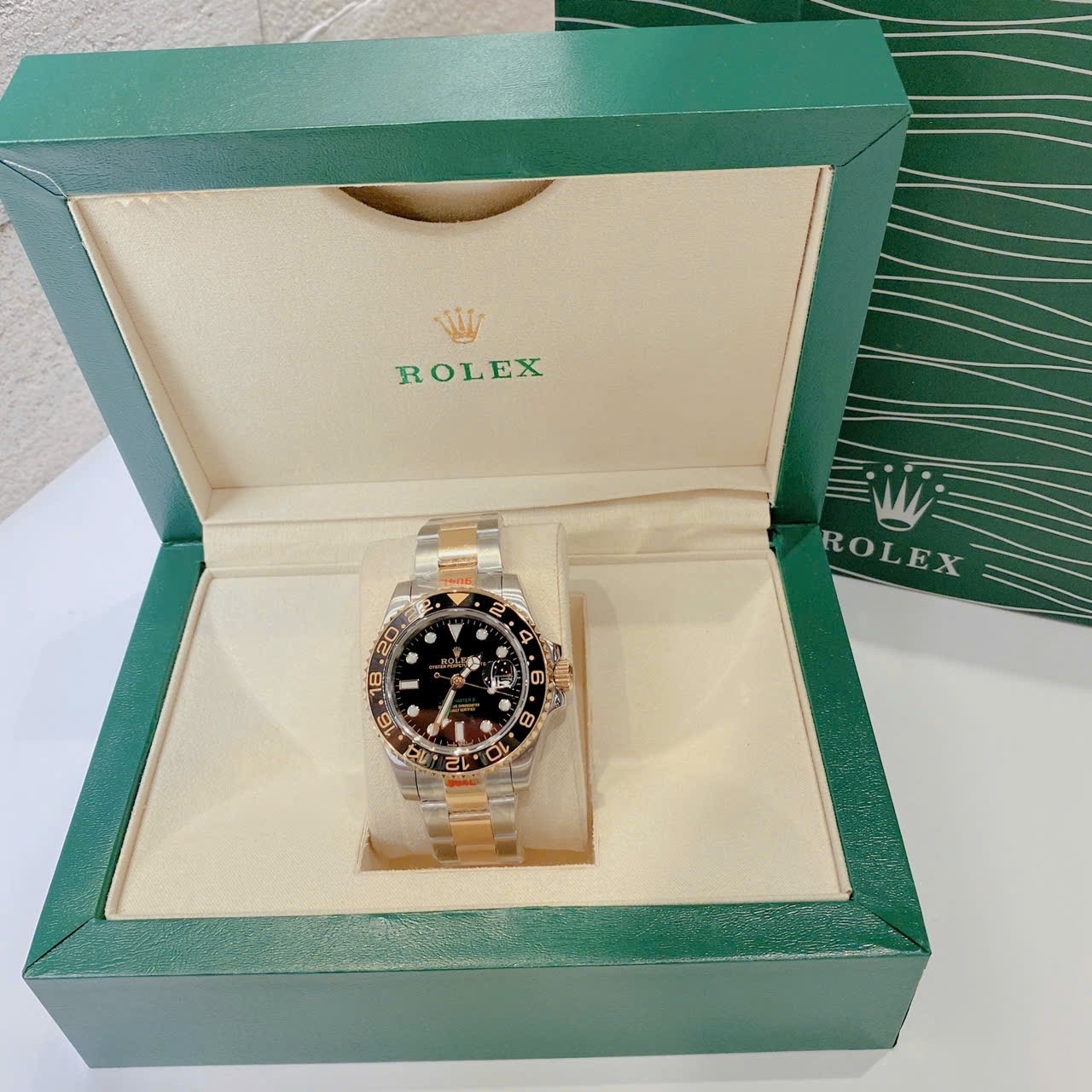 Đồng Hồ Rolex GMT Master II |Nam Giới |Niềng Đen |Dây Kim Loại Demi Vàng |Máy Cơ (Automatic) |Size 40mm |donghogiatot.vn