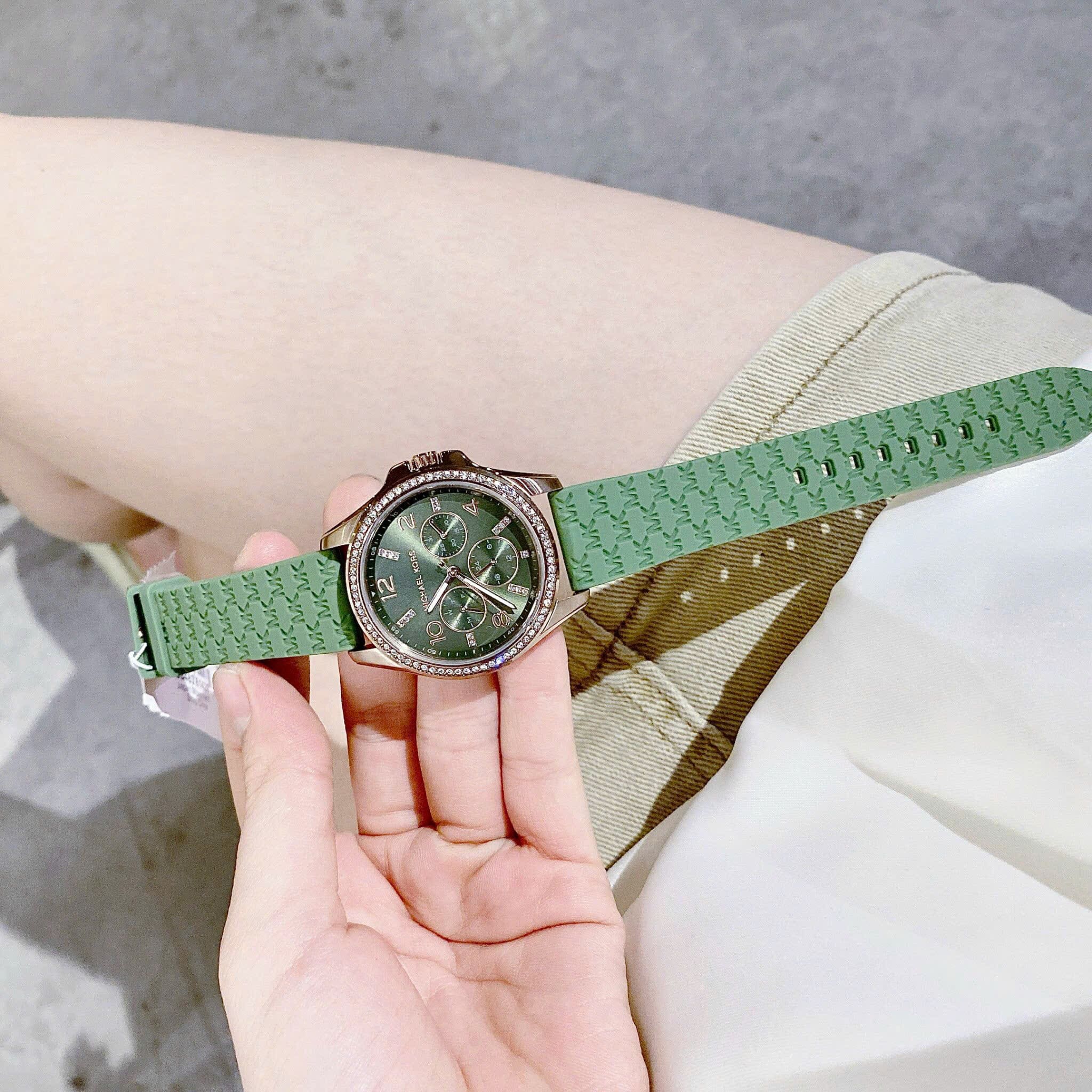 Đồng Hồ Michael Kors Mini Pilot |Nữ Giới |Đính Đá |Dây Silicone Xanh Lá |Máy Pin (Quartz) |Size 36mm |donghogiatot.vn