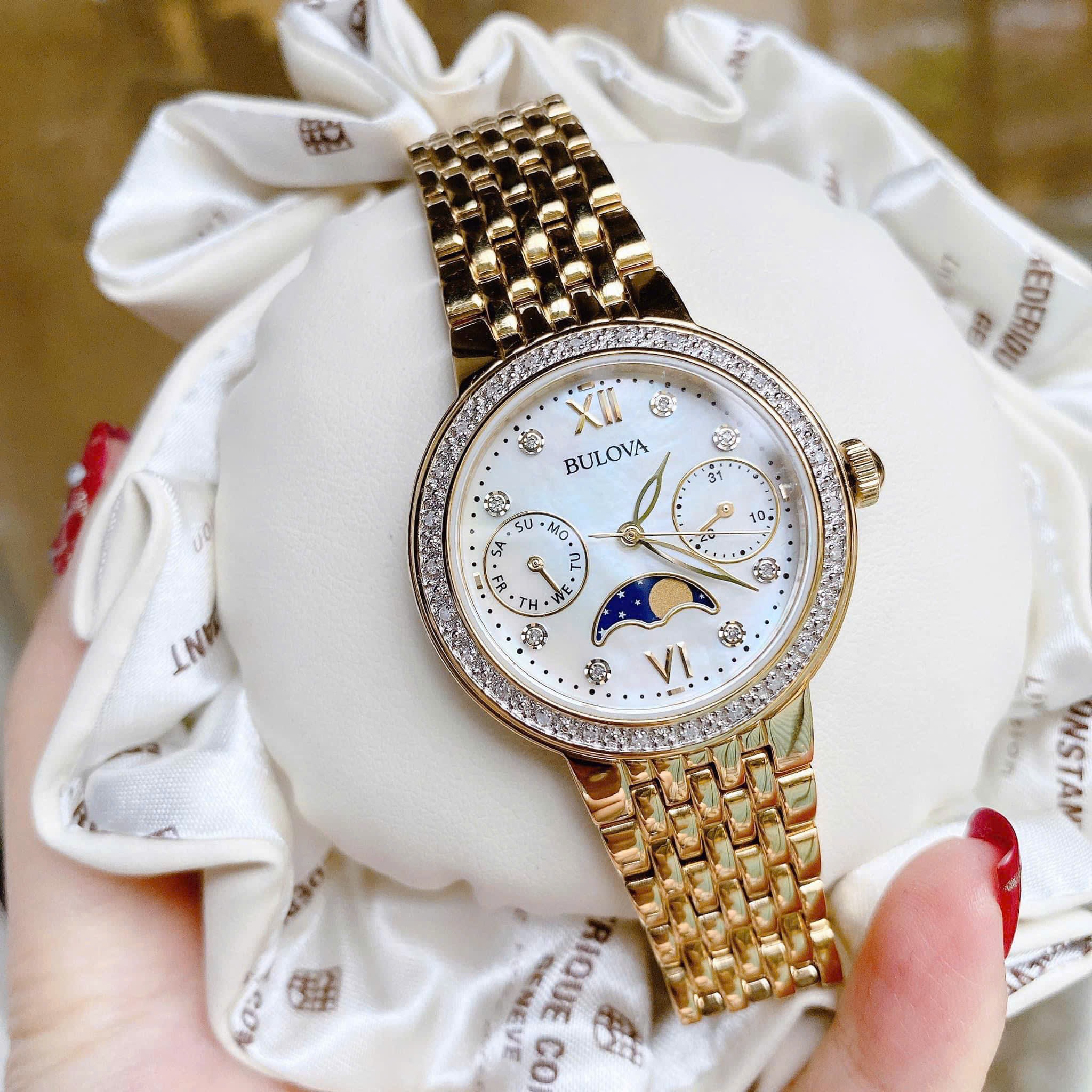 Đồng Hồ Bulova Moonphase |Nữ Giới |Mặt Trắng |Dây Kim Loại Vàng Gold |Máy Pin (Quartz) |Size 32mm |donghogiatot.vn
