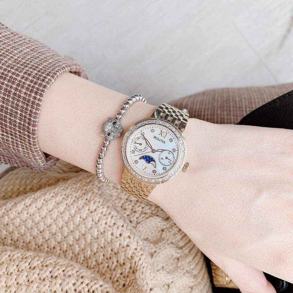 Đồng Hồ Bulova Moonphase |Nữ Giới |Mặt Trắng |Dây Kim Loại Vàng Gold |Máy Pin (Quartz) |Size 32mm |donghogiatot.vn