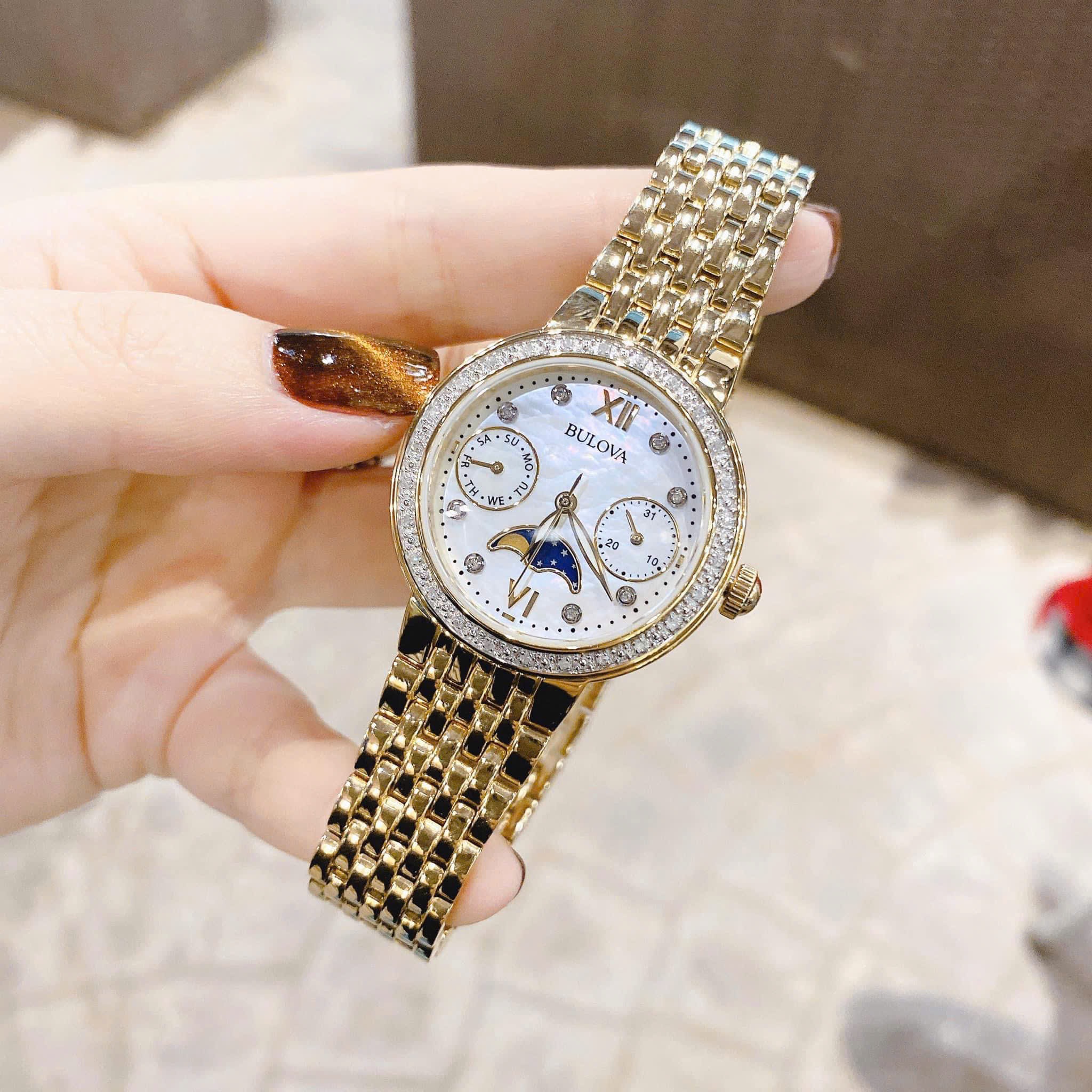 Đồng Hồ Bulova Moonphase |Nữ Giới |Mặt Trắng |Dây Kim Loại Vàng Gold |Máy Pin (Quartz) |Size 32mm |donghogiatot.vn