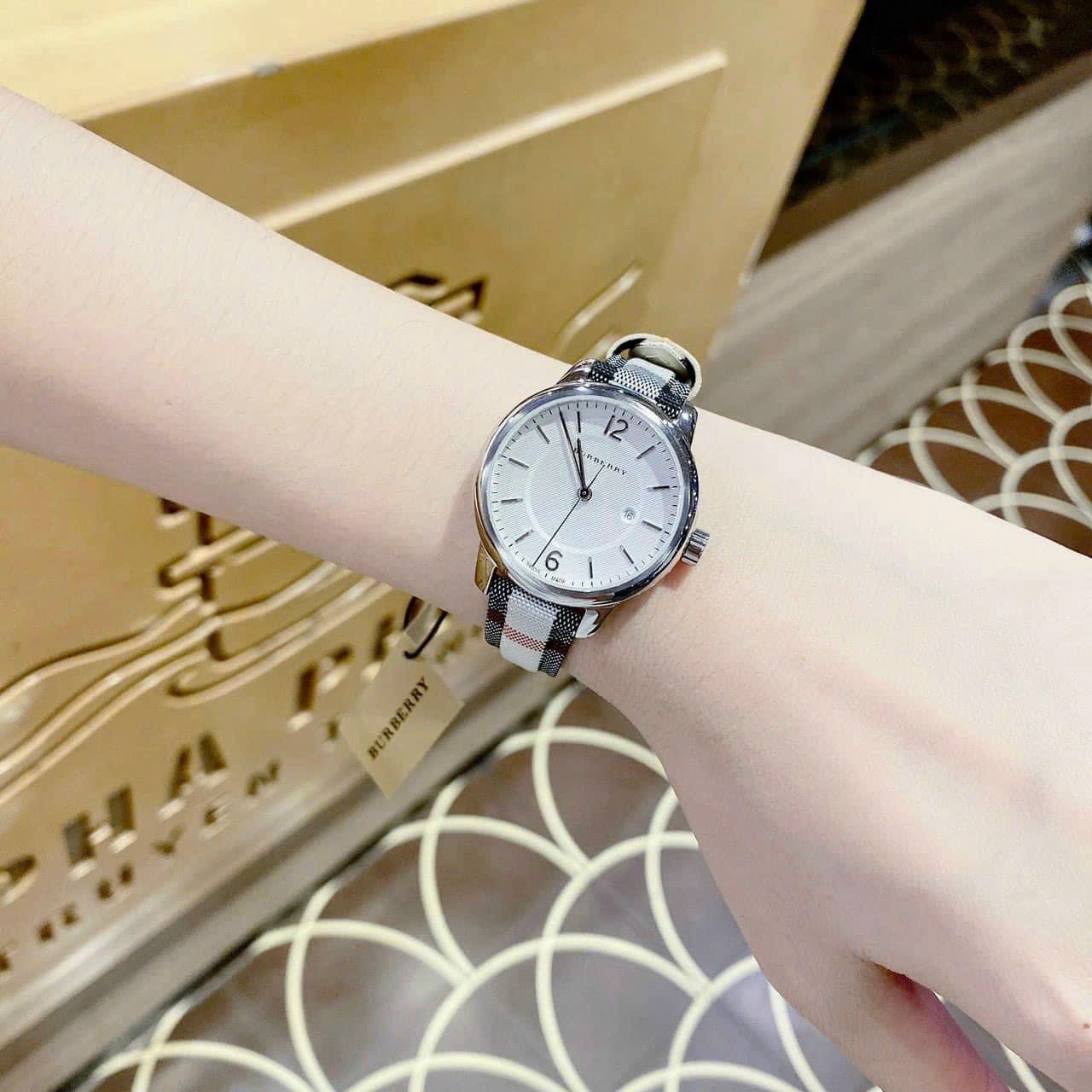 Đồng Hồ Burberry The Classic |Cặp Đôi |Silver |Dây Vải Sọc Bọc Da Nude |Size 40x32mm |donghogiatot.vn