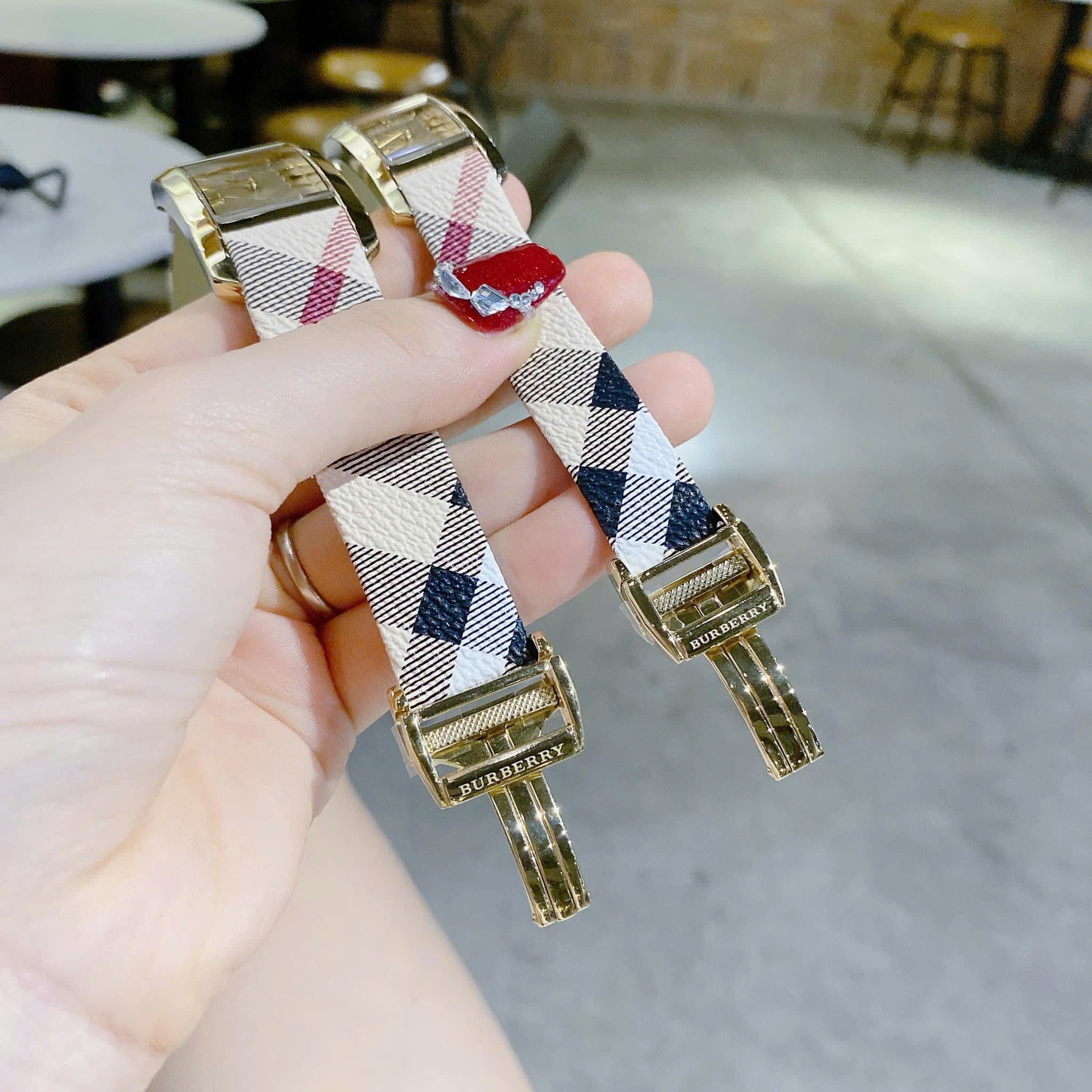 Đồng Hồ Burberry The Pioneer |Cặp Đôi |Mặt Chữ Nhật |Dây Vải Sọc Bọc Da |Size 38x30mm |donghogiatot.vn