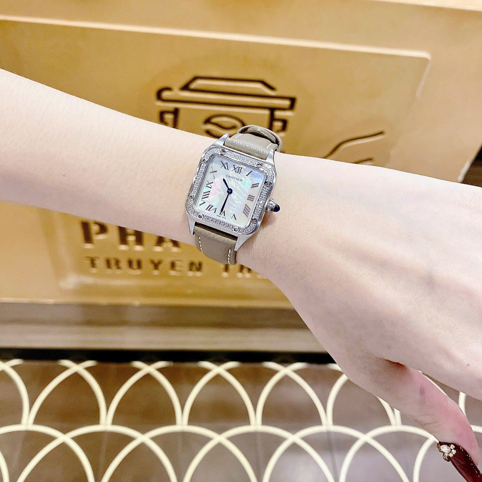 Đồng Hồ Cartier Santos |Nữ Giới |Mặt Vuông |Đính Đá |Dây Da Xám |Máy Pin (Quartz) |Size 24x33mm |donghogiatot.vn