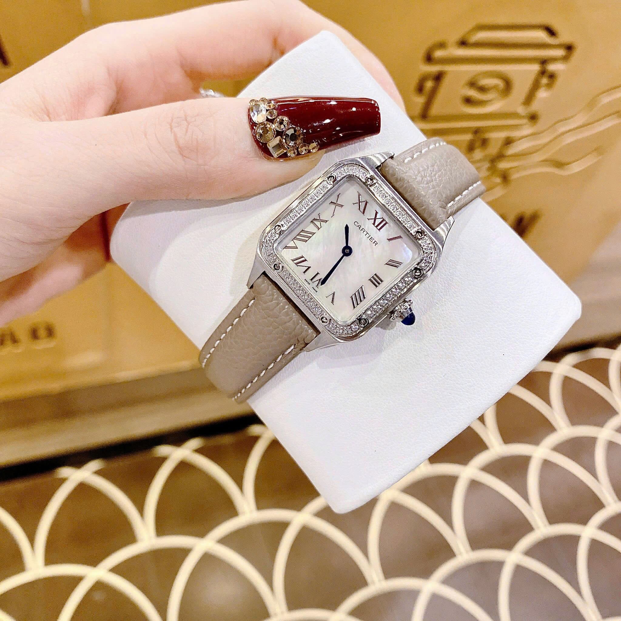 Đồng Hồ Cartier Santos |Nữ Giới |Mặt Vuông |Đính Đá |Dây Da Xám |Máy Pin (Quartz) |Size 24x33mm |donghogiatot.vn