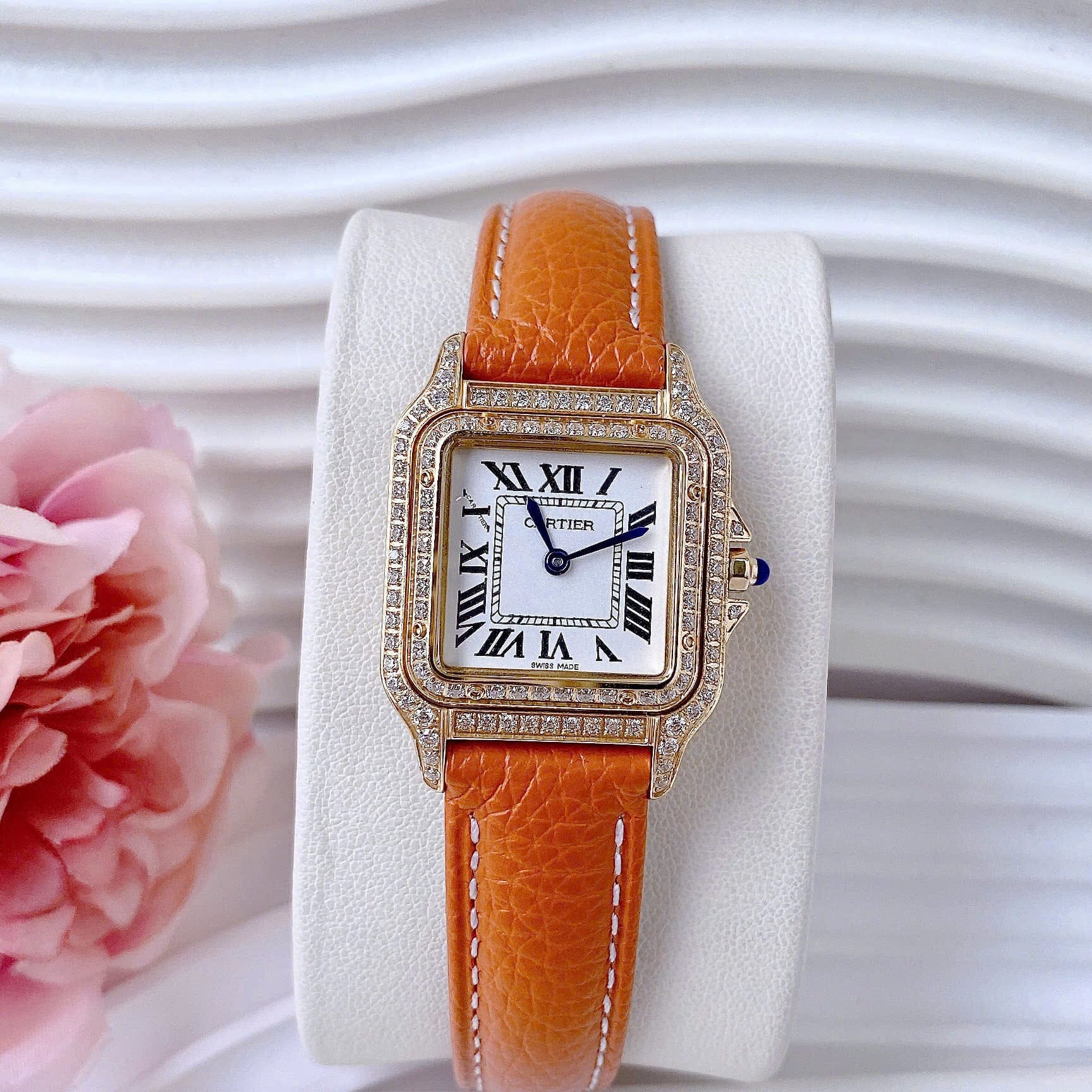 Đồng Hồ Cartier Santos |Nữ Giới |Mặt Vuông |Đính Đá |Rose Gold |Dây Da Cam |Máy Pin (Quartz) |Size 24x33mm |donghogiatot.vn
