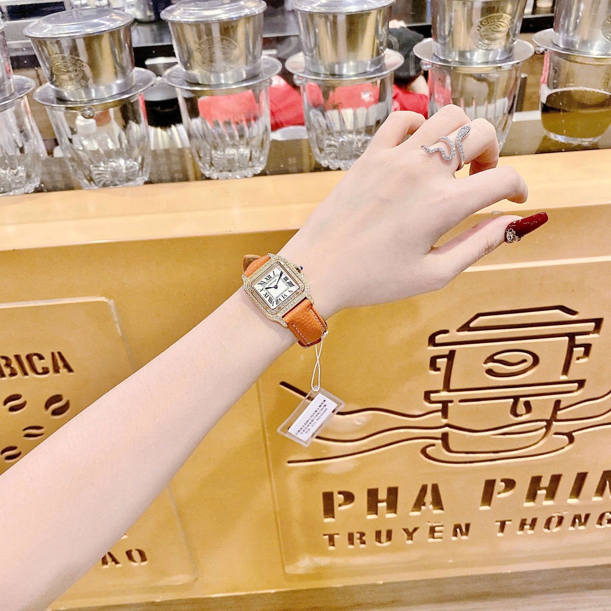 Đồng Hồ Cartier Santos |Nữ Giới |Mặt Vuông |Đính Đá |Rose Gold |Dây Da Cam |Máy Pin (Quartz) |Size 24x33mm |donghogiatot.vn