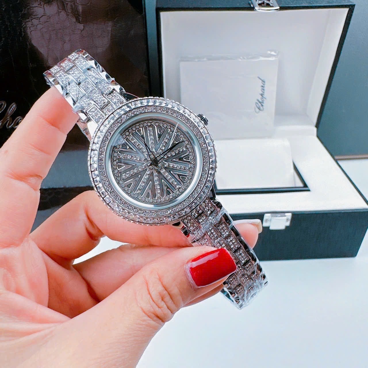 Đồng Hồ Chopard Geneve |Nữ Giới |Mặt Xoay |Đính Đá |Dây Kim Loại Silver |Máy Pin (Quartz) |Size 38mm |donghogiatot.vn
