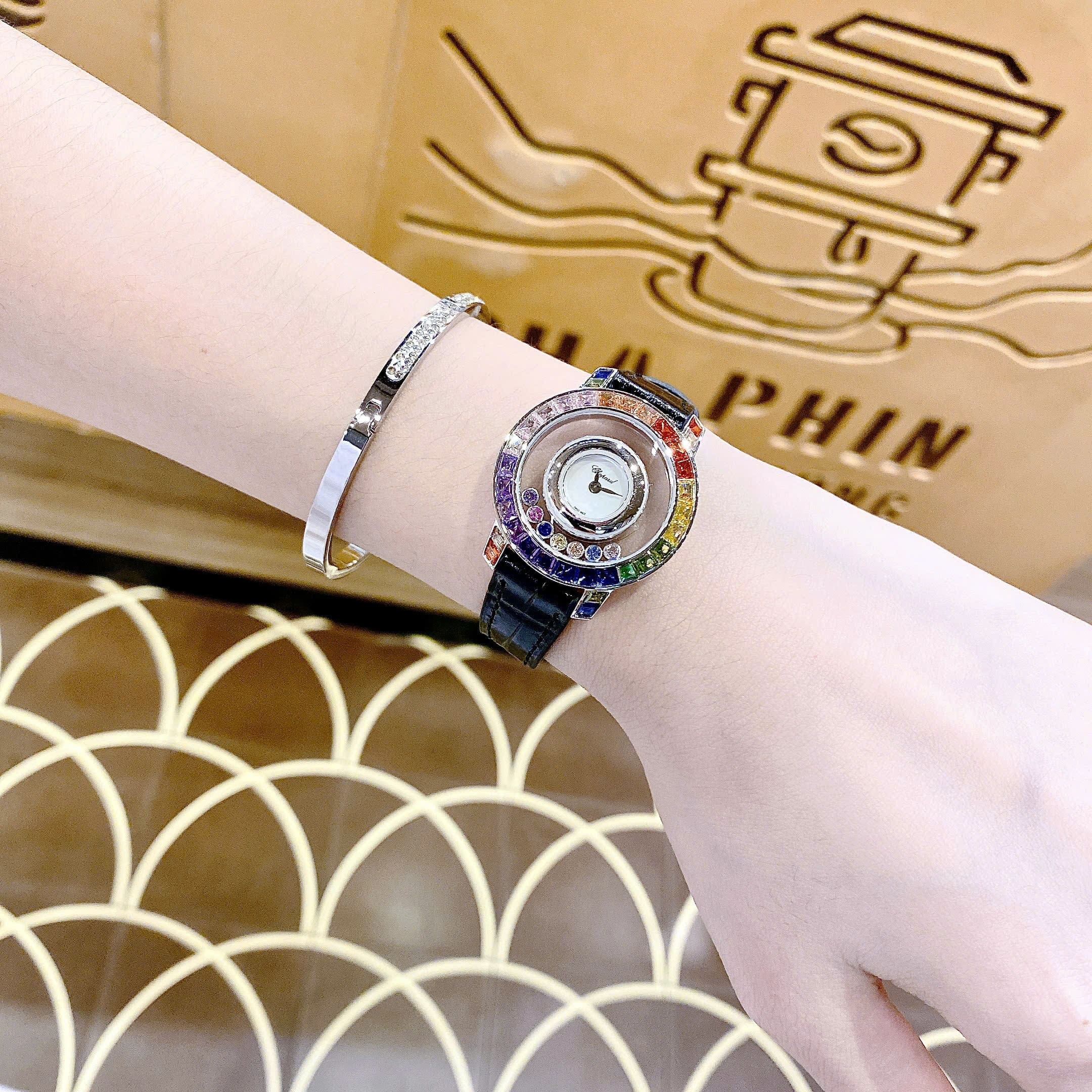 Đồng Hồ Chopard Happy Diamonds |Nữ Giới |Đính Đá Nhiều Màu |Dây Da Đen |Máy Pin (Quartz) |Size 32mm |donghogiatot.vn