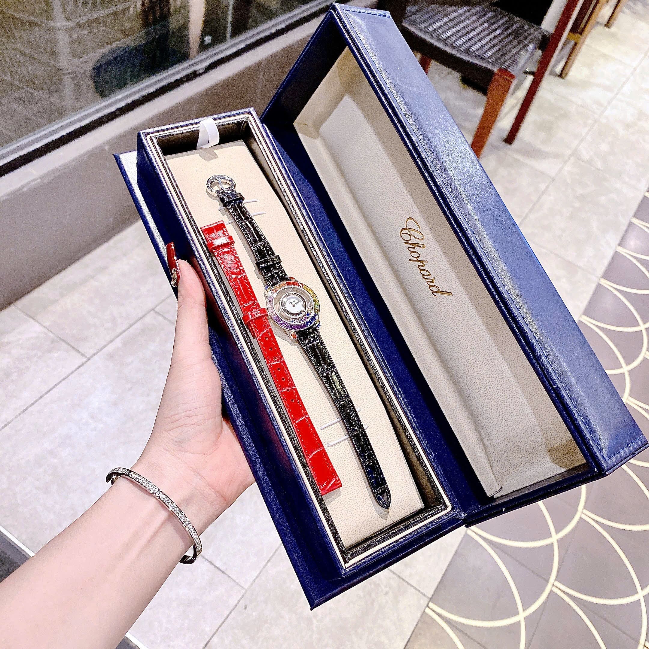 Đồng Hồ Chopard Happy Diamonds |Nữ Giới |Đính Đá Nhiều Màu |Dây Da Đen |Máy Pin (Quartz) |Size 32mm |donghogiatot.vn