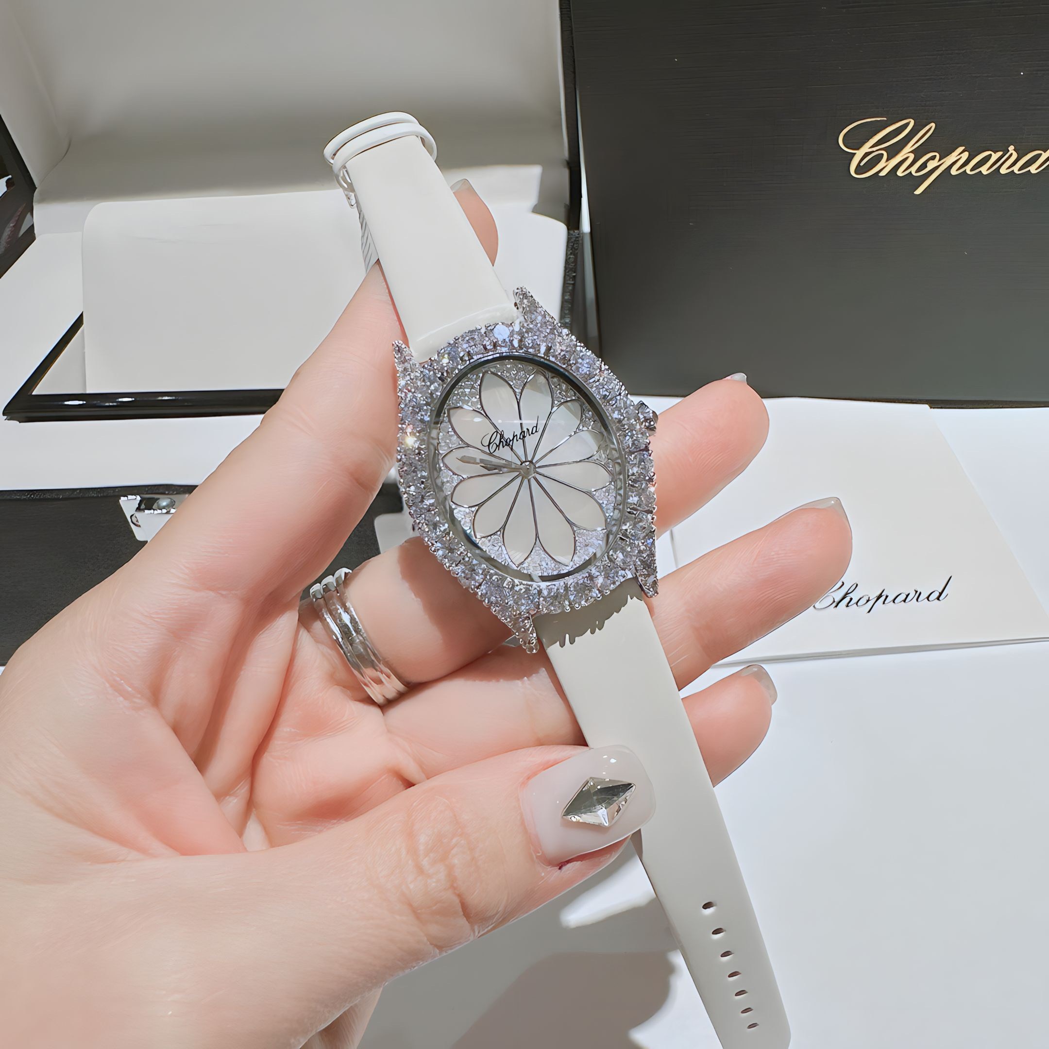 Đồng Hồ Chopard L'Heure Du Diamant |Nữ Giới |Đính Đá |Dây Da Trắng |Máy Pin (Quartz) |Size 32mm |donghogiatot.vn