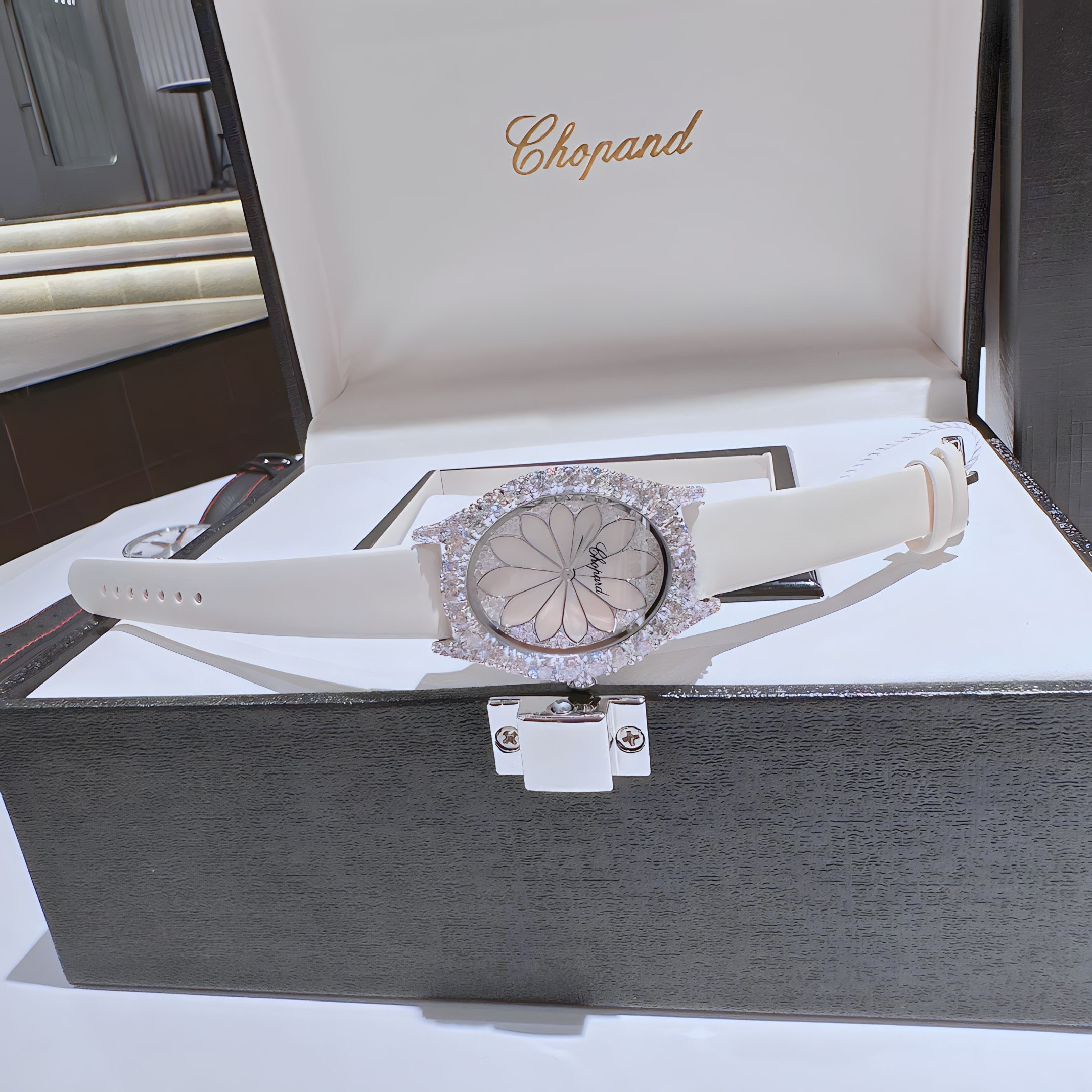 Đồng Hồ Chopard L'Heure Du Diamant |Nữ Giới |Đính Đá |Dây Da Trắng |Máy Pin (Quartz) |Size 32mm |donghogiatot.vn