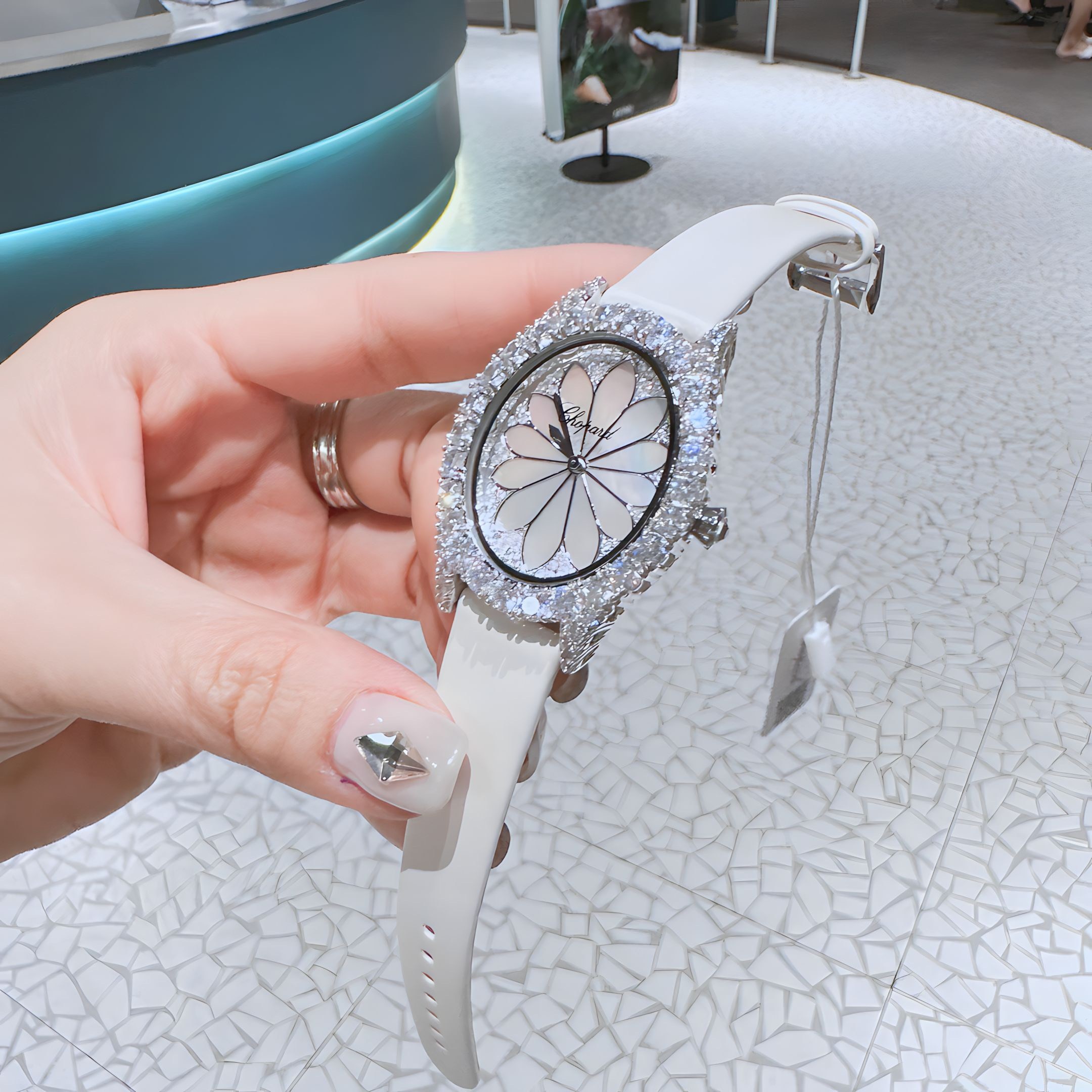 Đồng Hồ Chopard L'Heure Du Diamant |Nữ Giới |Đính Đá |Dây Da Trắng |Máy Pin (Quartz) |Size 32mm |donghogiatot.vn