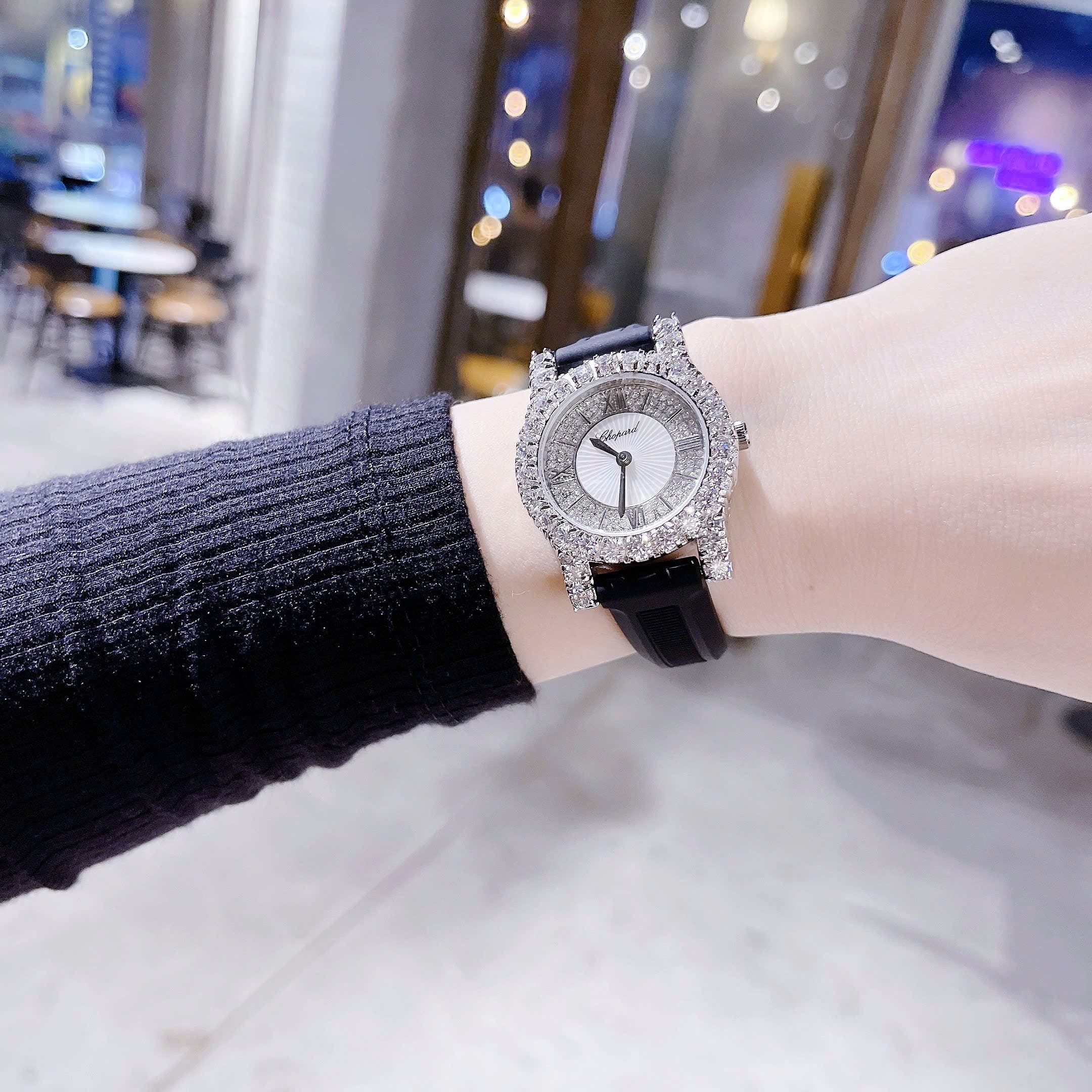 Đồng Hồ Chopard L'Heure Du Diamant |Nữ Giới |Đính Đá |Dây Cao Su Đen |Máy Pin (Quartz) |Size 32mm |donghogiatot.vn