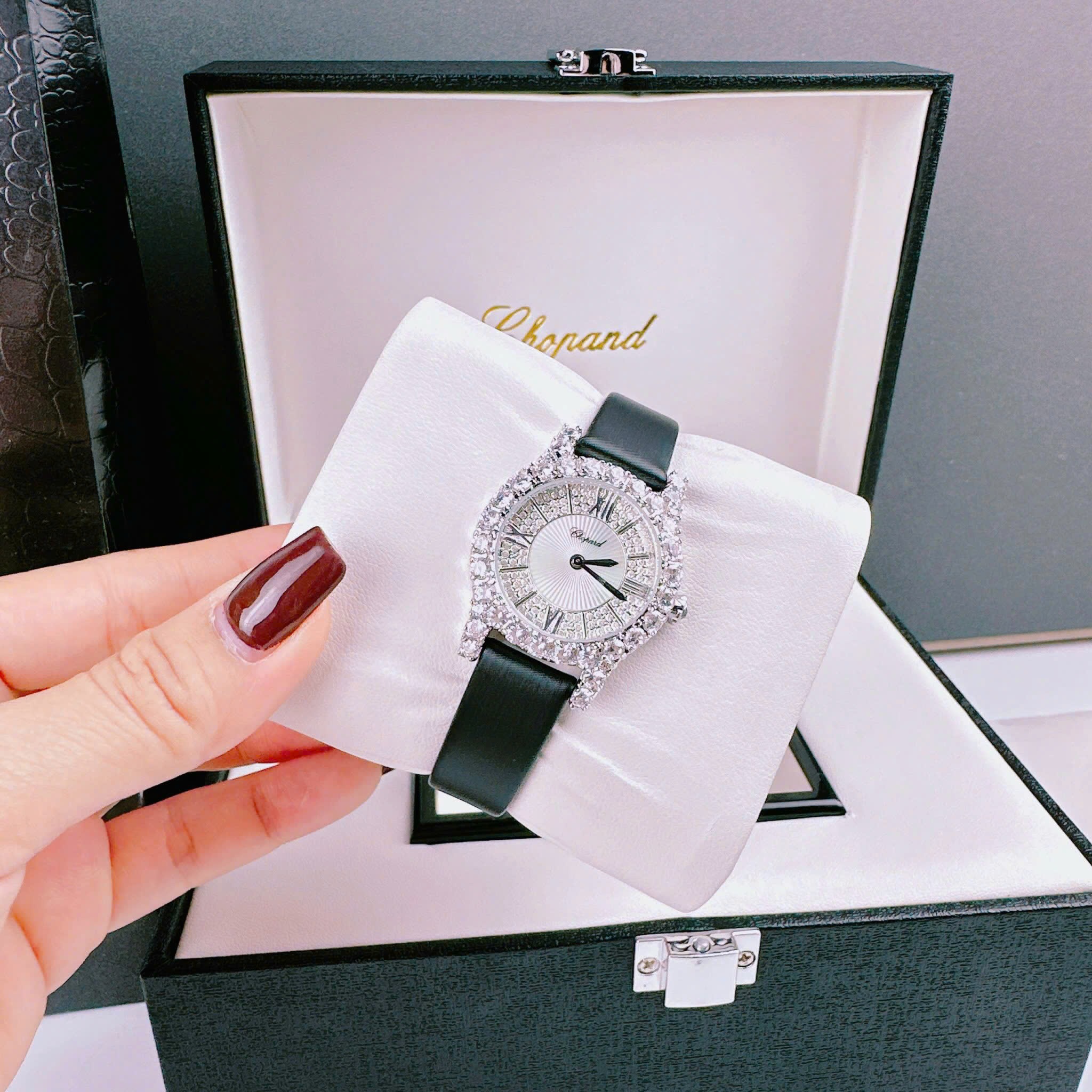 Đồng Hồ Chopard L'Heure Du Diamant |Nữ Giới |Mặt Tròn |Đính Đá |Dây Da Đen |Máy Pin (Quartz) |Size 32mm |doonghogiatot.vn