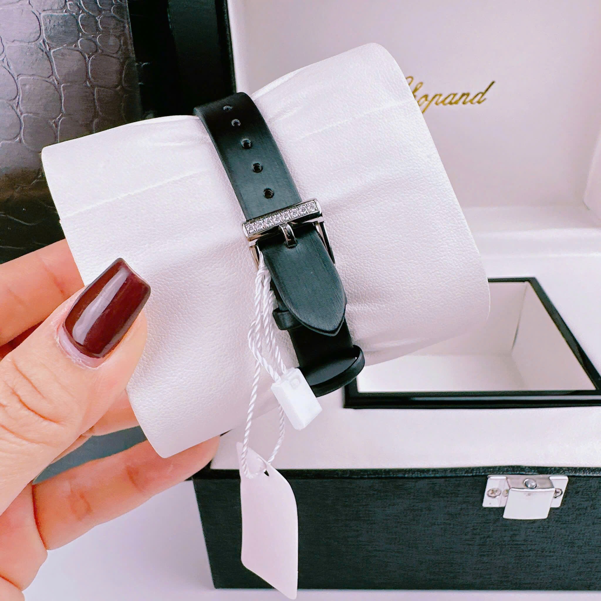 Đồng Hồ Chopard L'Heure Du Diamant |Nữ Giới |Mặt Tròn |Đính Đá |Dây Da Đen |Máy Pin (Quartz) |Size 32mm |doonghogiatot.vn