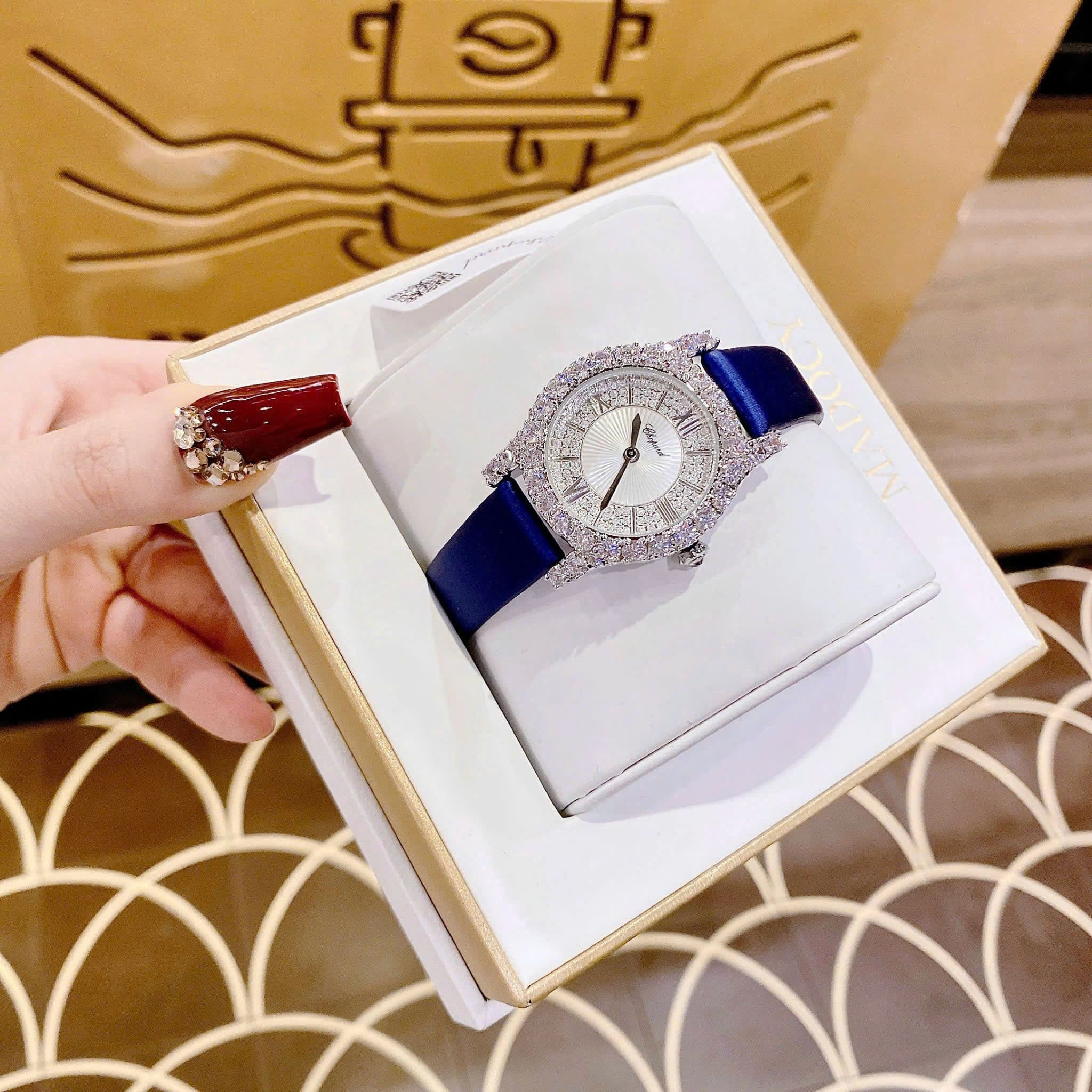 Đồng Hồ Chopard L'Heure Du Diamant |Nữ Giới |Mặt Tròn |Đính Đá |Dây Da Xanh |Máy Pin (Quartz) |Size 32mm |donghogiatot.vn