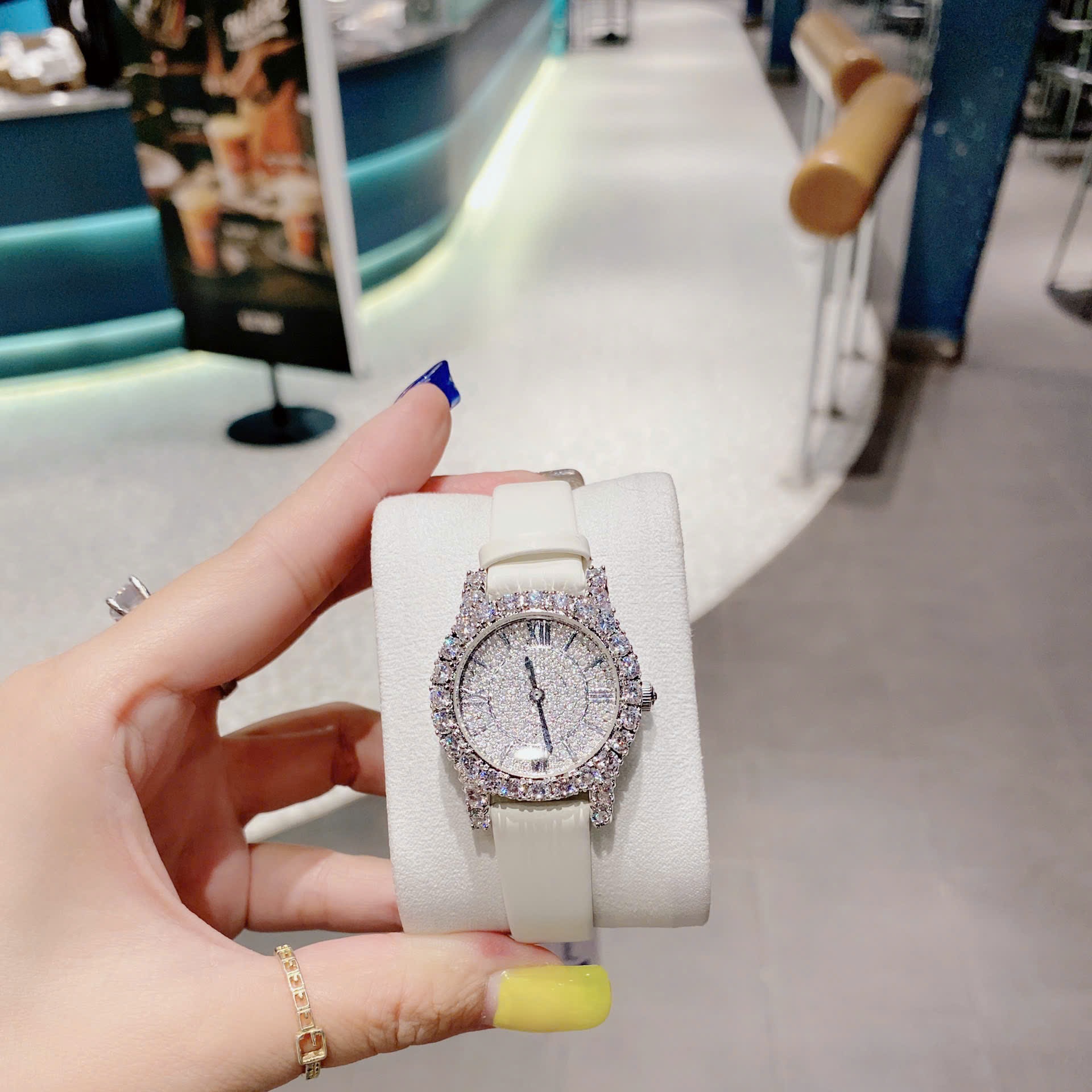 Đồng Hồ Chopard L'Heure Du Diamant |Nữ Giới |Mặt Full Đá |Dây Da Trắng |Máy Pin (Quartz) |Size 32mm |donghogiatot.vn