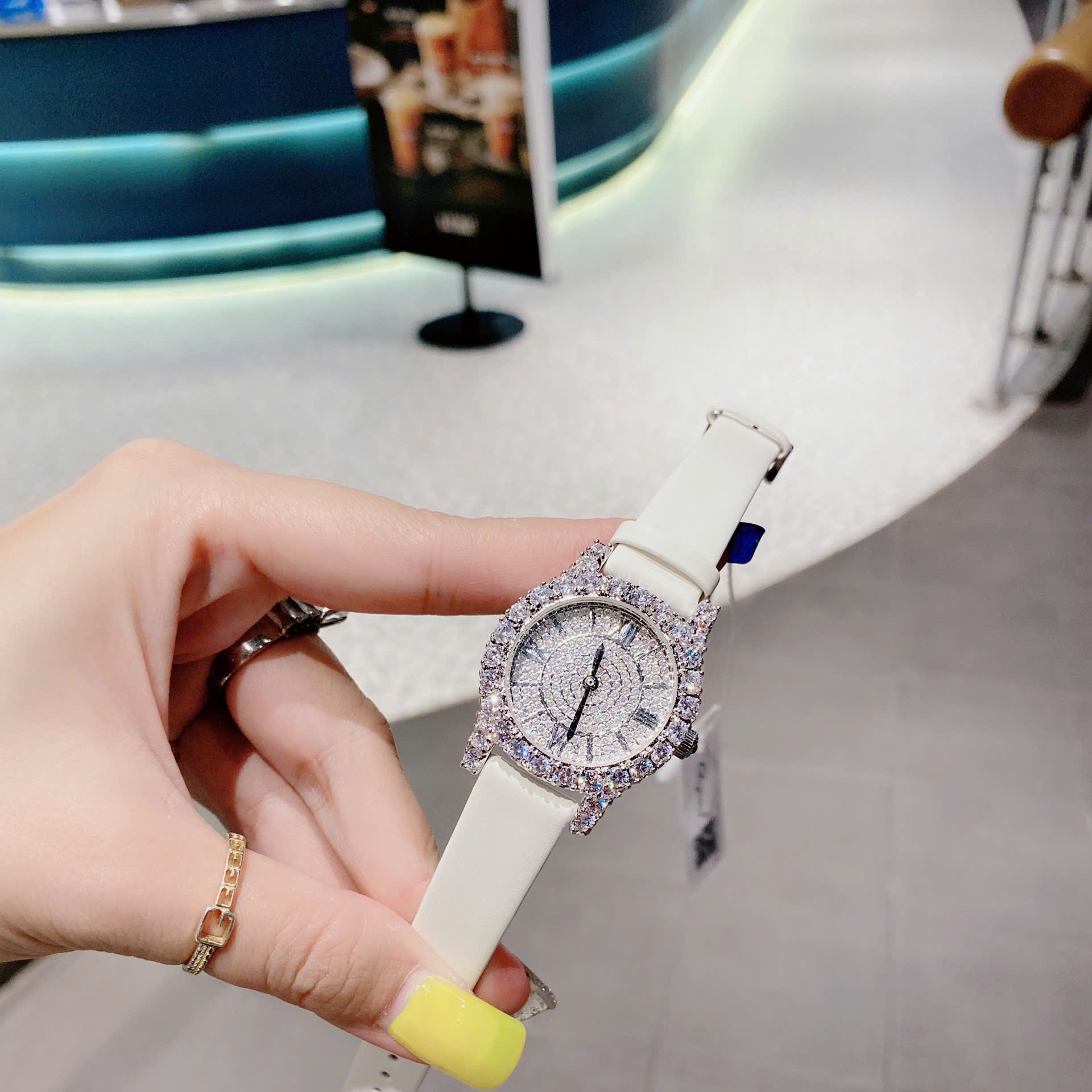 Đồng Hồ Chopard L'Heure Du Diamant |Nữ Giới |Mặt Full Đá |Dây Da Trắng |Máy Pin (Quartz) |Size 32mm |donghogiatot.vn