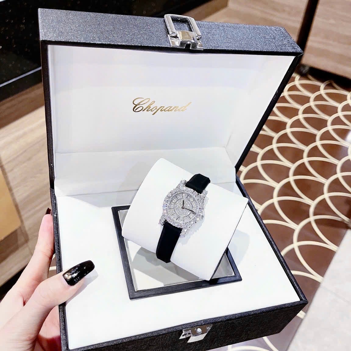 Đồng Hồ Chopard L'Heure Du Diamant |Nữ Giới |Full Đá |Dây Silicone Đen |Máy Pin (Quartz) |Size 32mm |donghogiatot.vn