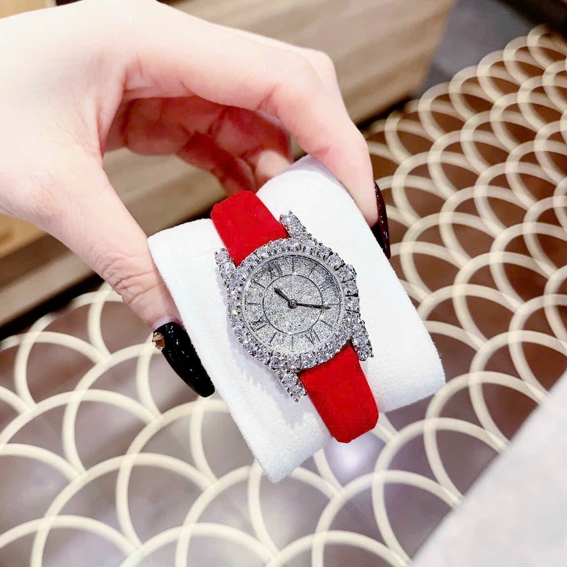 Đồng Hồ Chopard L'Heure Du Diamant |Nữ Giới |Full Đá |Dây Silicone Đỏ |Máy Pin (Quartz) |Size 32mm |donghogiatot.vn