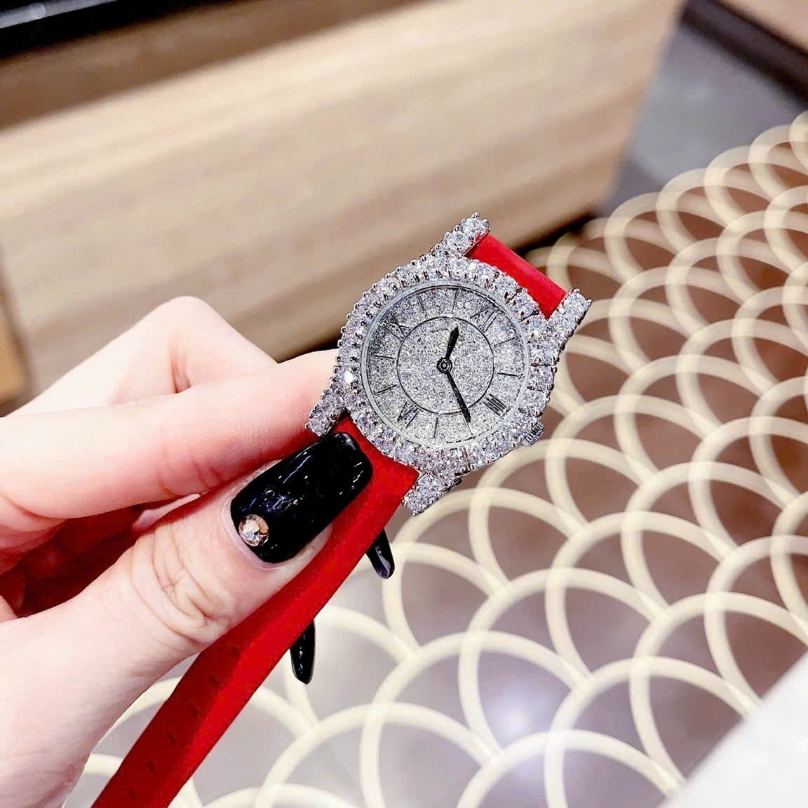 Đồng Hồ Chopard L'Heure Du Diamant |Nữ Giới |Full Đá |Dây Silicone Đỏ |Máy Pin (Quartz) |Size 32mm |donghogiatot.vn