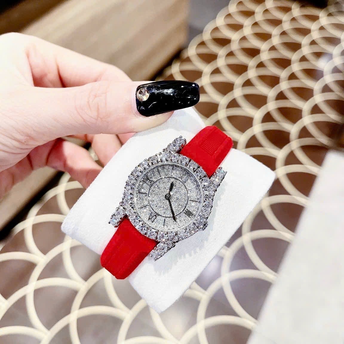 Đồng Hồ Chopard L'Heure Du Diamant |Nữ Giới |Full Đá |Dây Silicone Đỏ |Máy Pin (Quartz) |Size 32mm |donghogiatot.vn