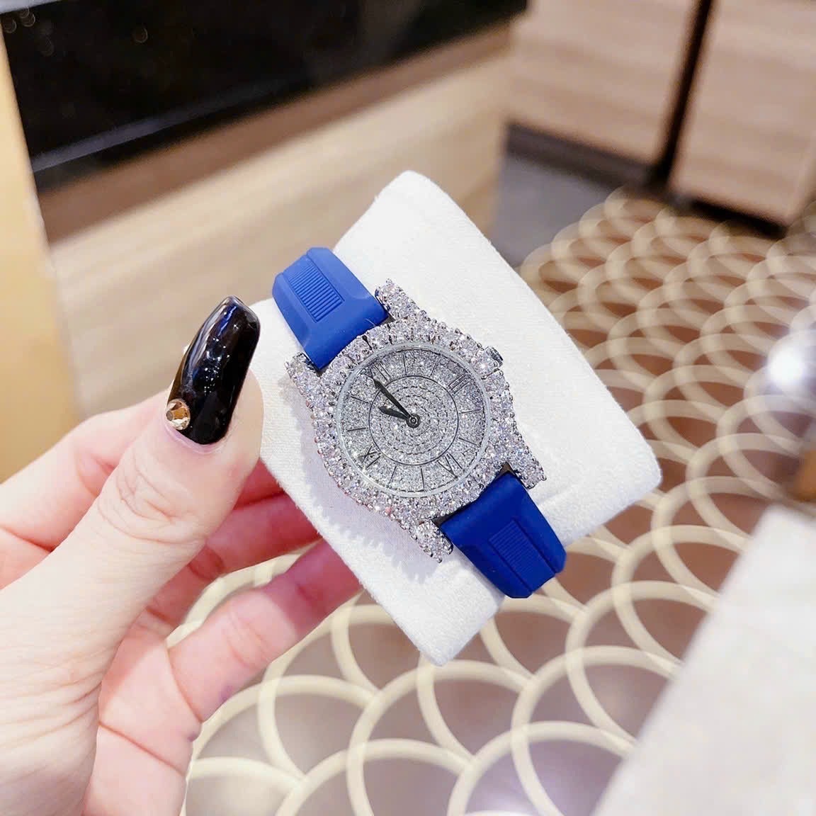 Đồng Hồ Chopard L'Heure Du Diamant |Nữ Giới |Full Đá |Dây Silicone Xanh Dương |Máy Pin (Quartz) |Size 32mm |donghogiatot.vn
