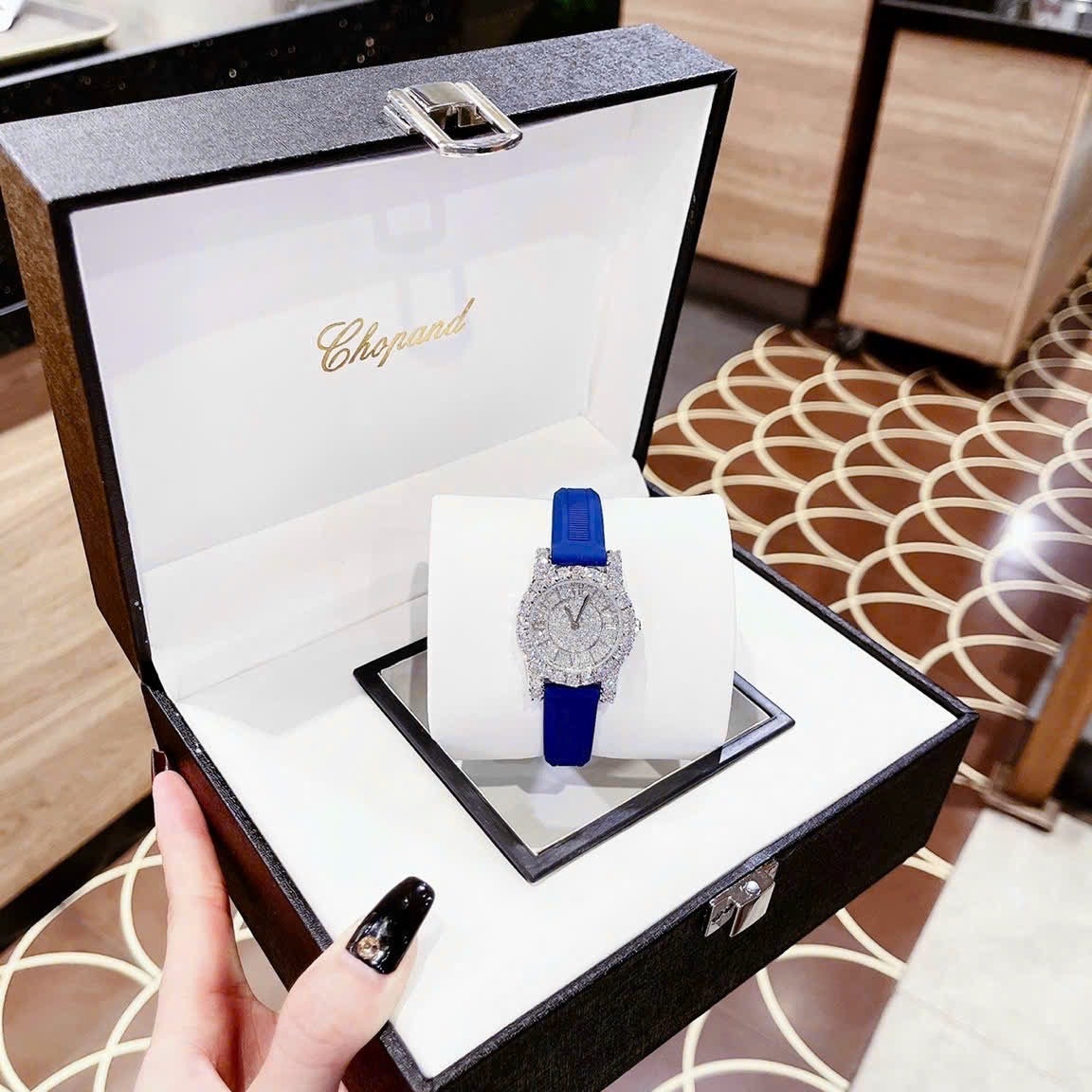 Đồng Hồ Chopard L'Heure Du Diamant |Nữ Giới |Full Đá |Dây Silicone Xanh Dương |Máy Pin (Quartz) |Size 32mm |donghogiatot.vn