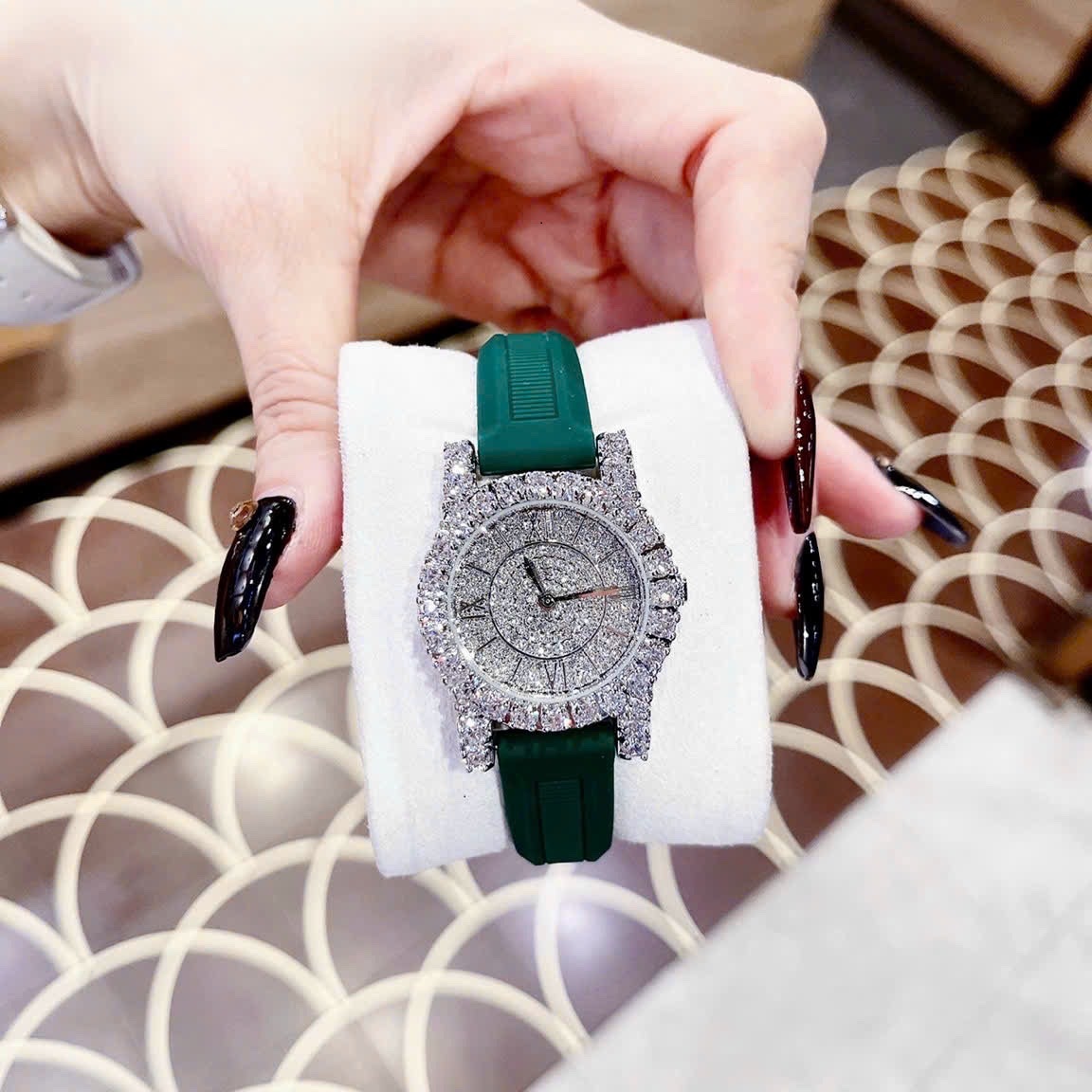 Đồng Hồ Chopard L'Heure Du Diamant |Nữ Giới |Full Đá |Dây Silicone Xanh Lá |Máy Pin (Quartz) |Size 32mm |donghogiatot.vn
