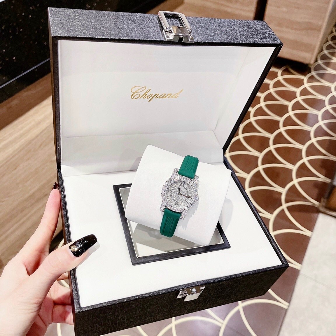 Đồng Hồ Chopard L'Heure Du Diamant |Nữ Giới |Full Đá |Dây Silicone Xanh Lá |Máy Pin (Quartz) |Size 32mm |donghogiatot.vn