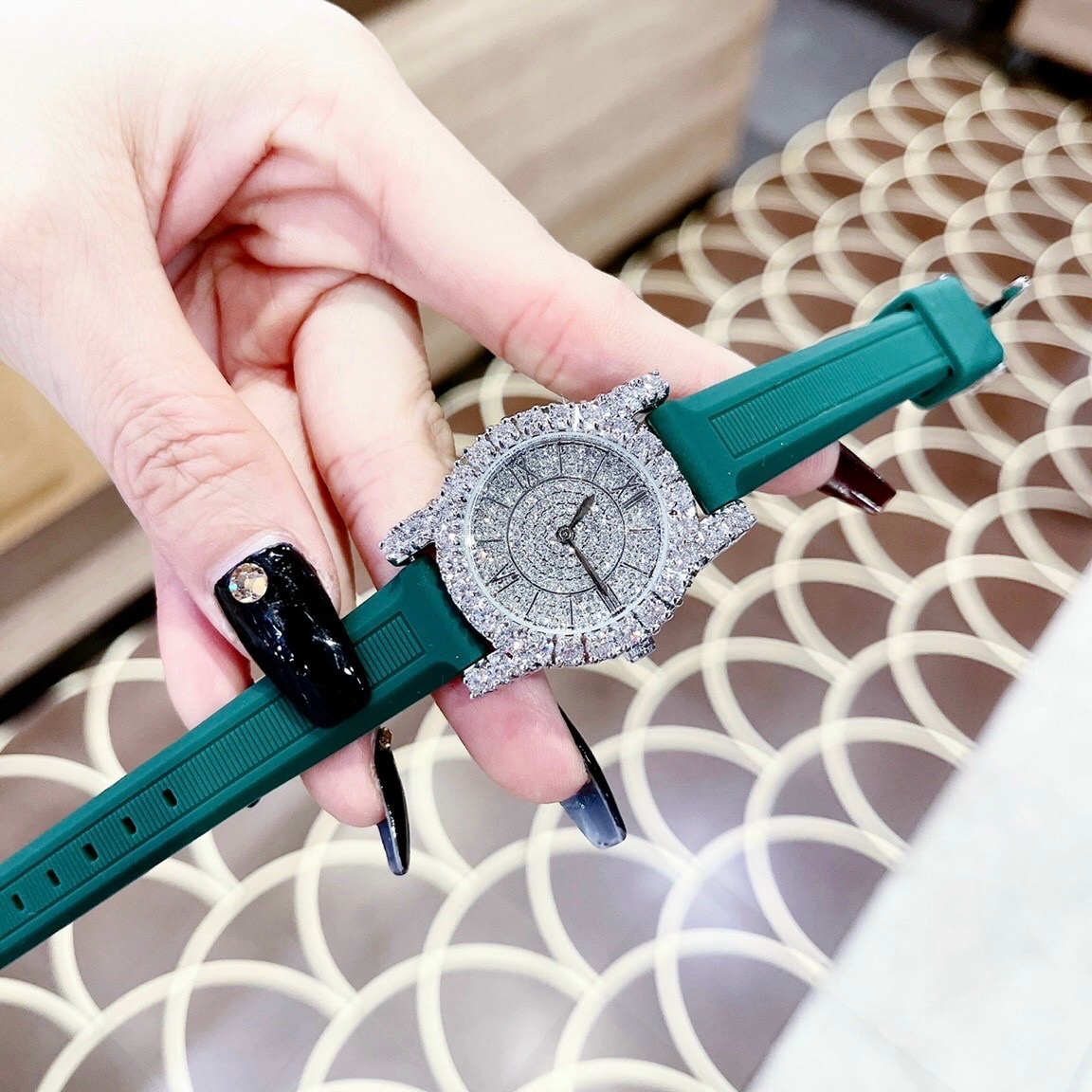 Đồng Hồ Chopard L'Heure Du Diamant |Nữ Giới |Full Đá |Dây Silicone Xanh Lá |Máy Pin (Quartz) |Size 32mm |donghogiatot.vn