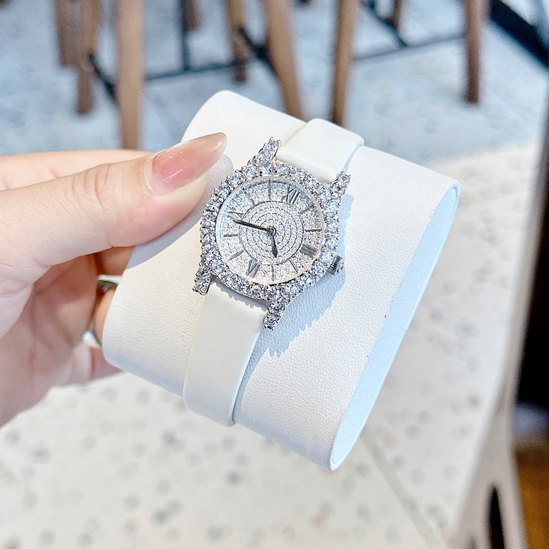 Đồng Hồ Chopard Mặt Oval |Nữ Giới |Full Đá Swarovski Silver |Dây Da Trắng |Máy Pin (Quartz) |Size 32mm |donghogiatot.vn