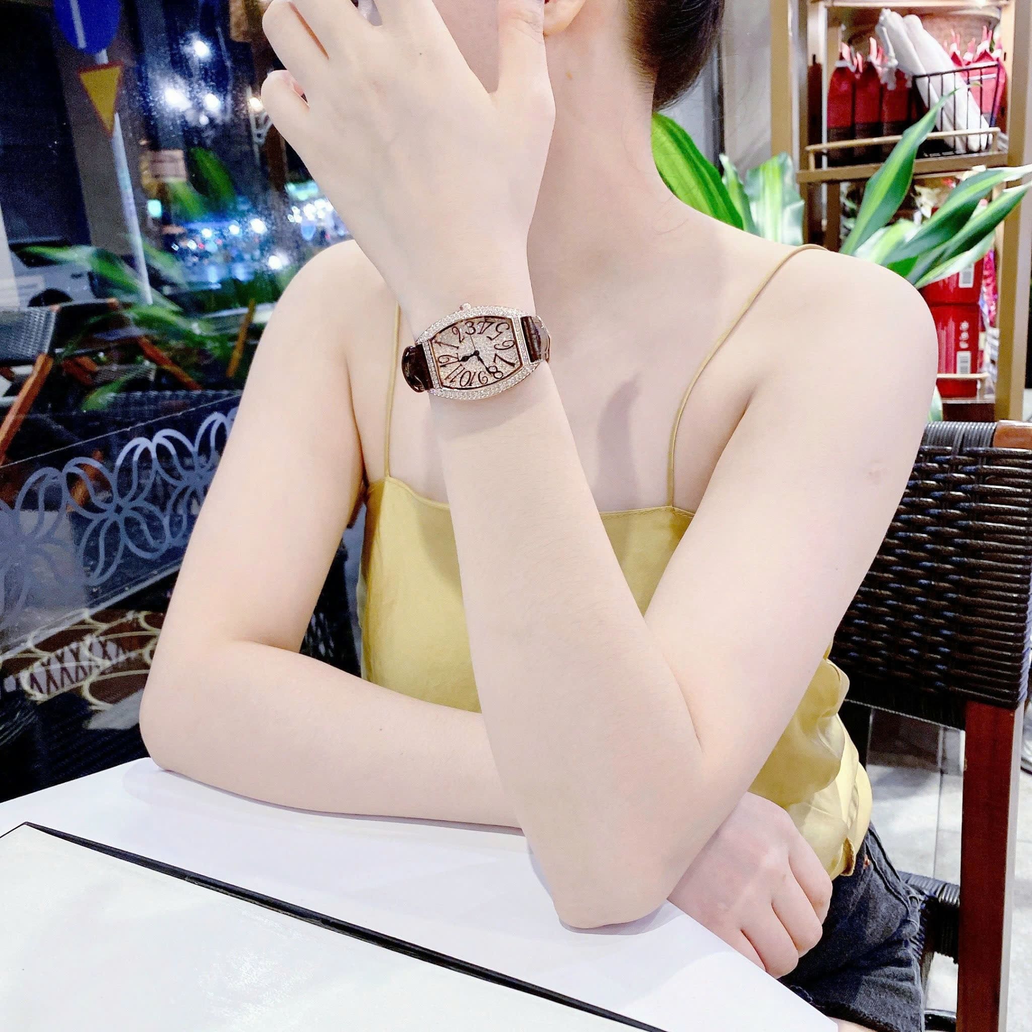 Đồng Hồ Chopard Tựa Franck Muller |Nữ Giới |Full Đá Rose Gold |Dây Da Nâu |Máy Pin (Quartz) |Size 34mm |donghogiatot.vn