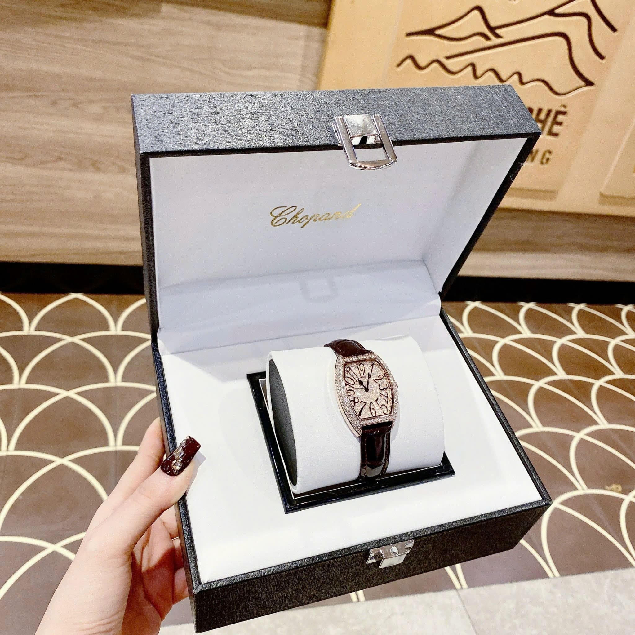 Đồng Hồ Chopard Tựa Franck Muller |Nữ Giới |Full Đá Rose Gold |Dây Da Nâu |Máy Pin (Quartz) |Size 34mm |donghogiatot.vn