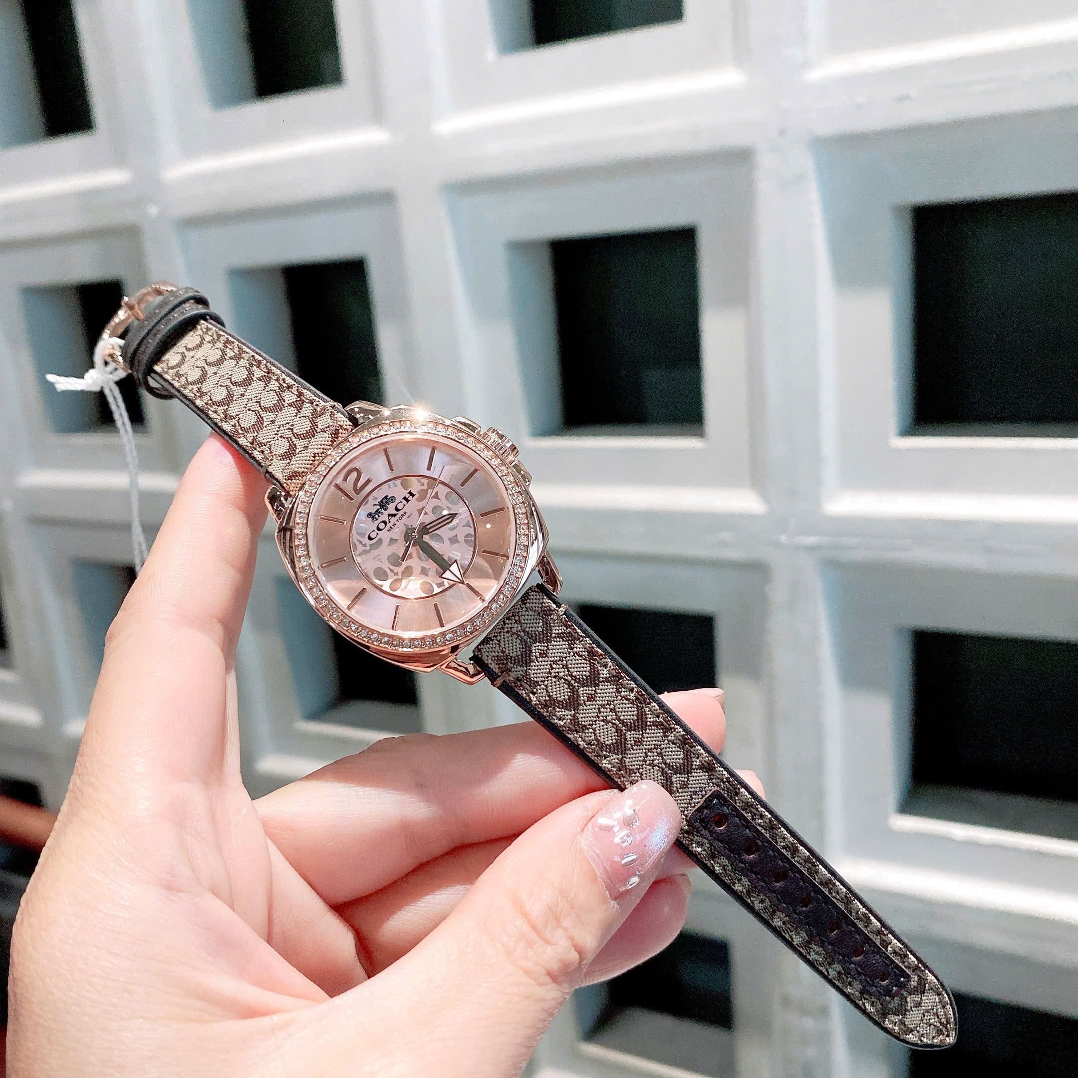 Đồng Hồ Coach Boyfriend |Nữ Giới |Đính Đá |Rose Gold |Dây Canvas Nâu |Máy Pin (Quartz) |Size 34mm |donghogiatot.vn