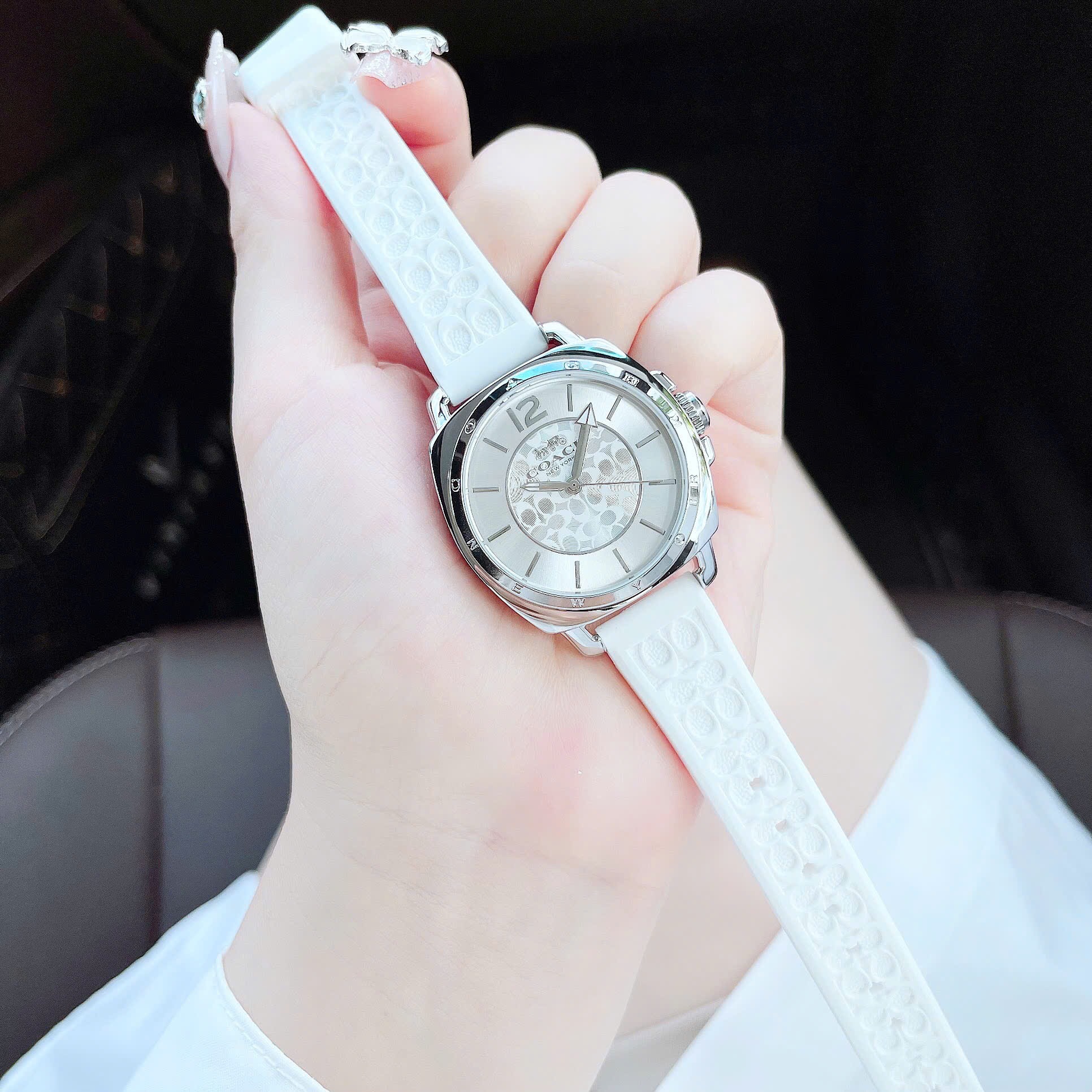 Đồng Hồ Coach Boyfriend |Nữ Giới |Mặt Tròn Silver |Dây Silicone Trắng |Máy Pin (Quartz) |Size 34mm |donghogiatot.vn