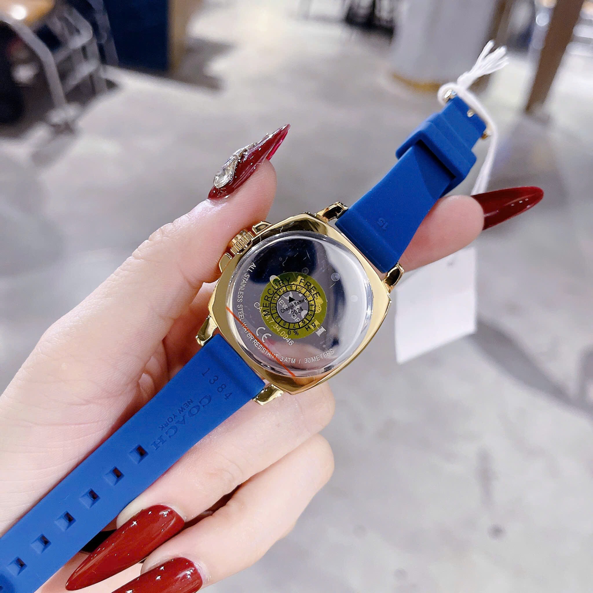 Đồng Hồ Coach Boyfriend |Nữ Giới |Vàng Gold |Dây Cao Su Xanh Dương |Máy Pin (Quartz) |Size 34mm |donghogiatot.vn