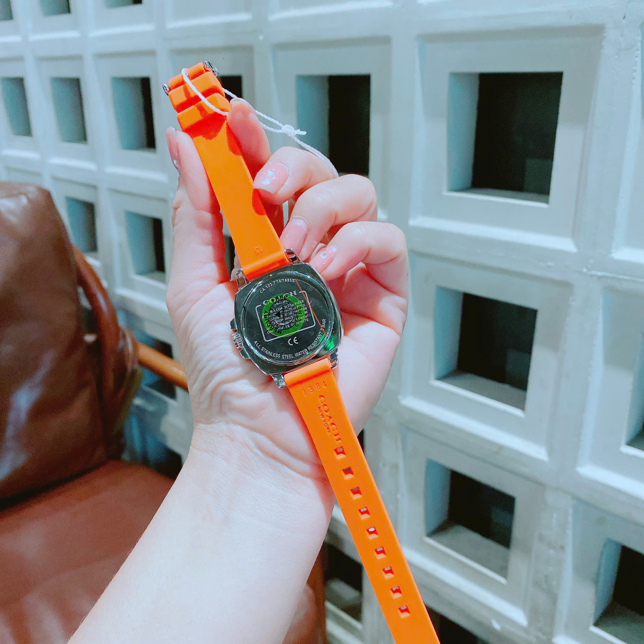 Đồng Hồ Coach Boyfriend |Nữ Giới |Trắng Silver |Dây Silicone Màu Cam |Máy Pin (Quartz) |Size 34mm |donghogiatot.vn