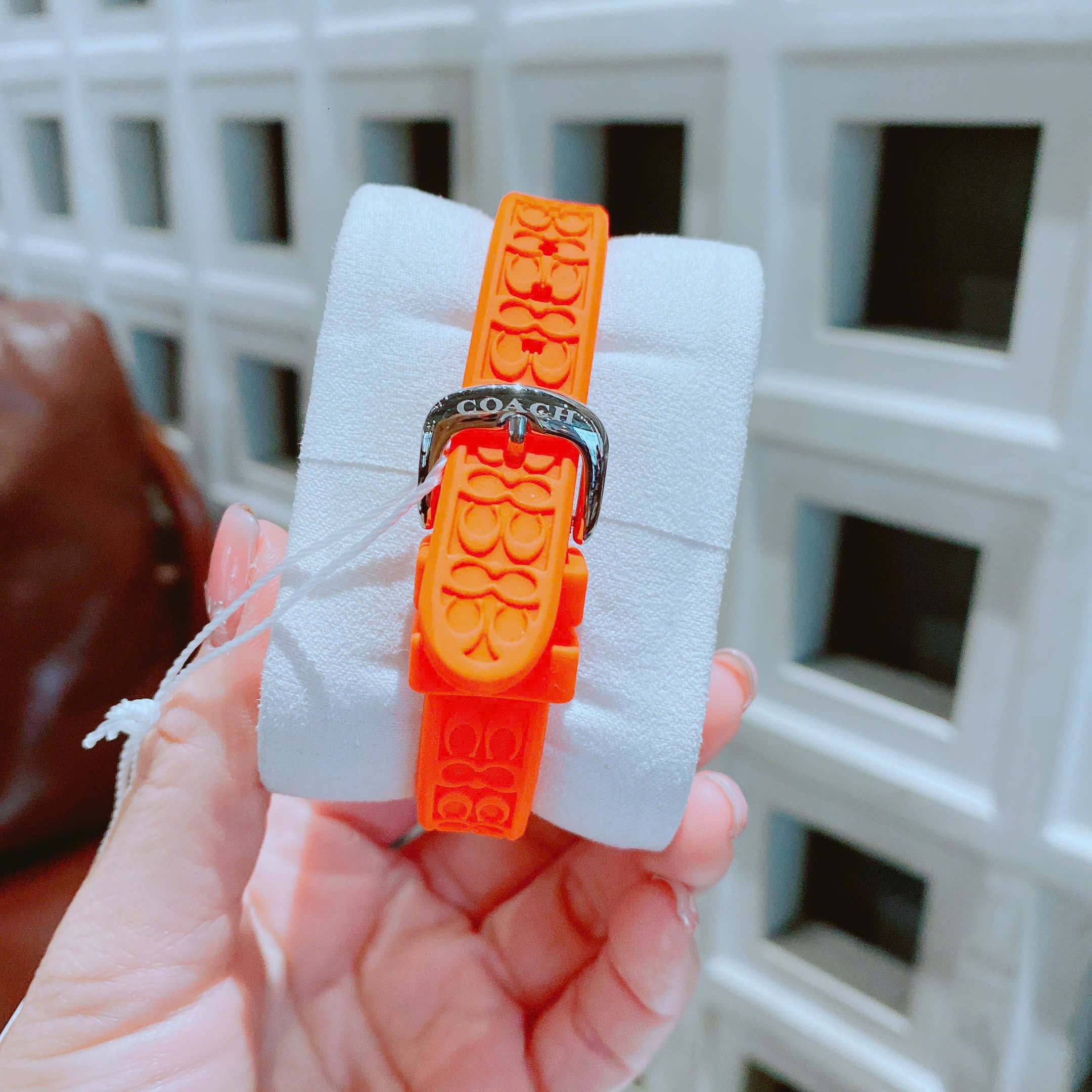 Đồng Hồ Coach Boyfriend |Nữ Giới |Trắng Silver |Dây Silicone Màu Cam |Máy Pin (Quartz) |Size 34mm |donghogiatot.vn