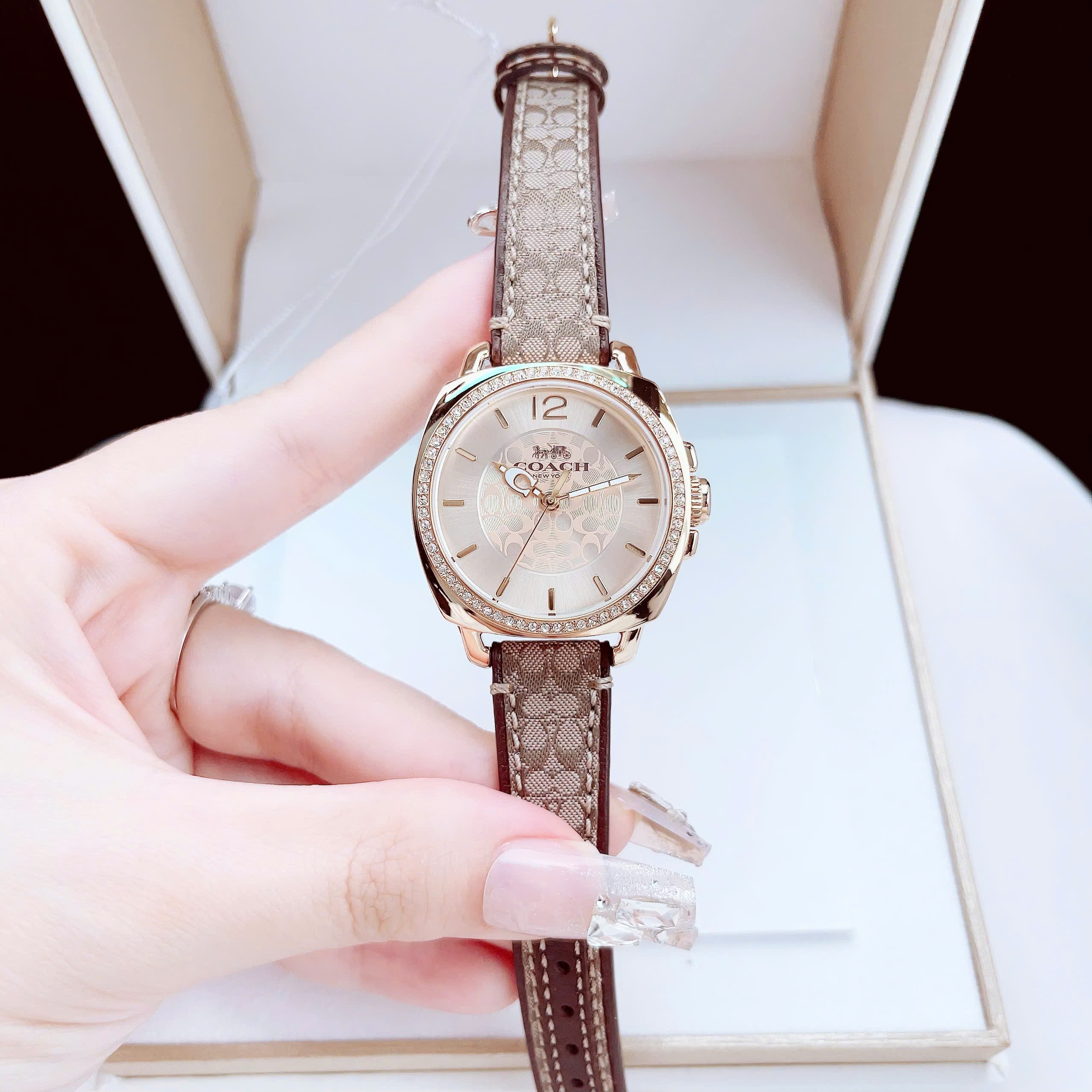 Đồng Hồ Coach Boyfriend |Nữ giới |Vàng Gold |Đính Đá |Dây Vải Bọc Da Nâu |Máy Pin (Quartz) |Size 34mm |donghogiatot.vn