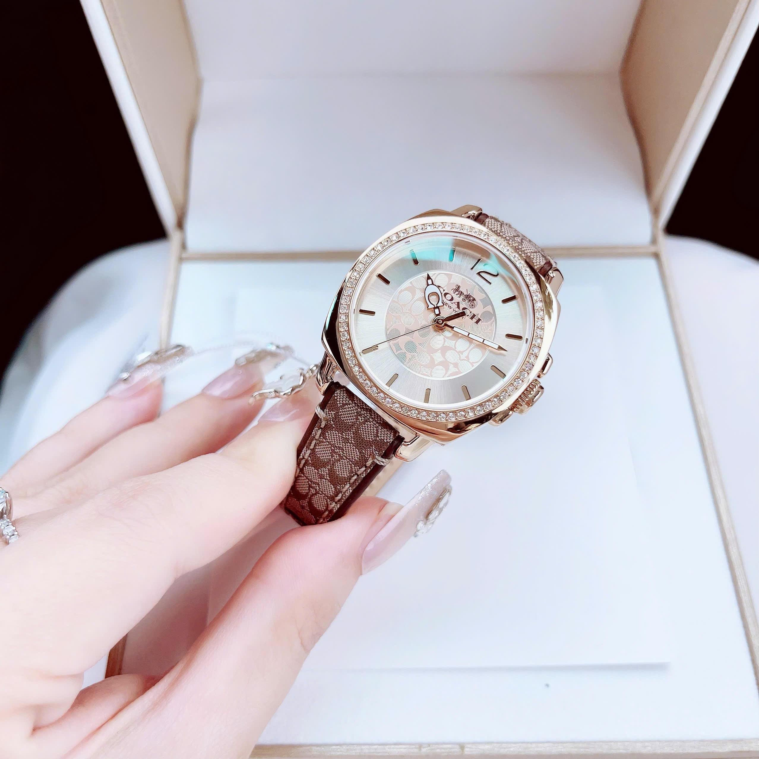 Đồng Hồ Coach Boyfriend |Nữ giới |Vàng Gold |Đính Đá |Dây Vải Bọc Da Nâu |Máy Pin (Quartz) |Size 34mm |donghogiatot.vn